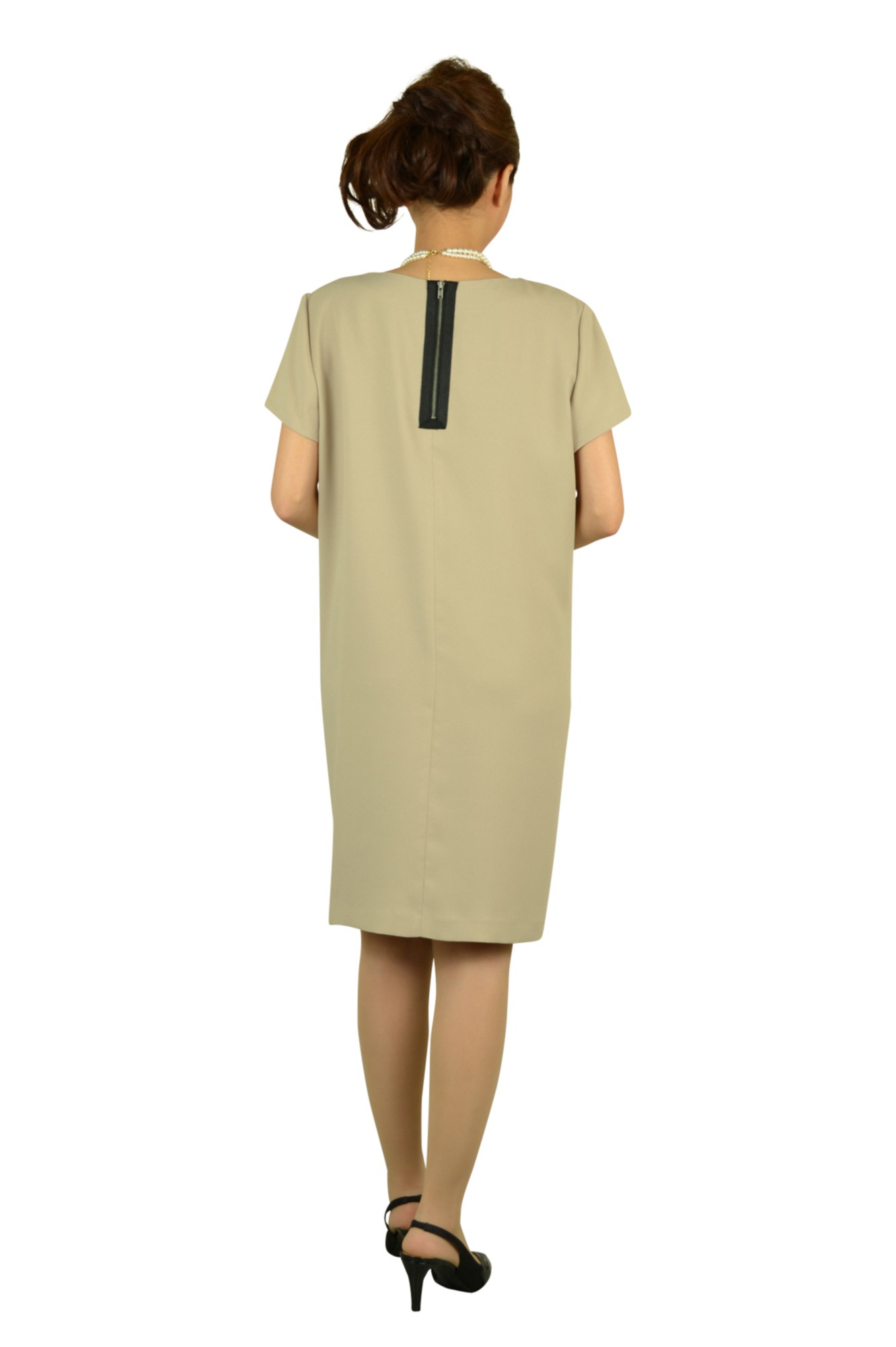 ベージュシンプルゆったりドレス