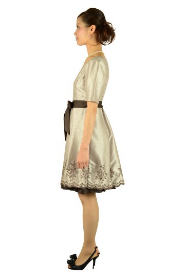 5分袖裾刺繍ベージュドレス