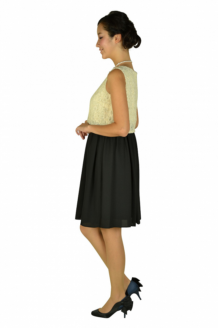 アイボリーレース×ブラックドレス