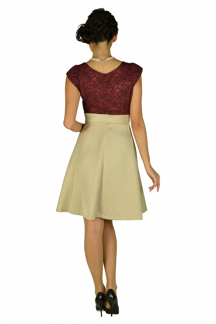 ボルドーレース×ベージュドレス