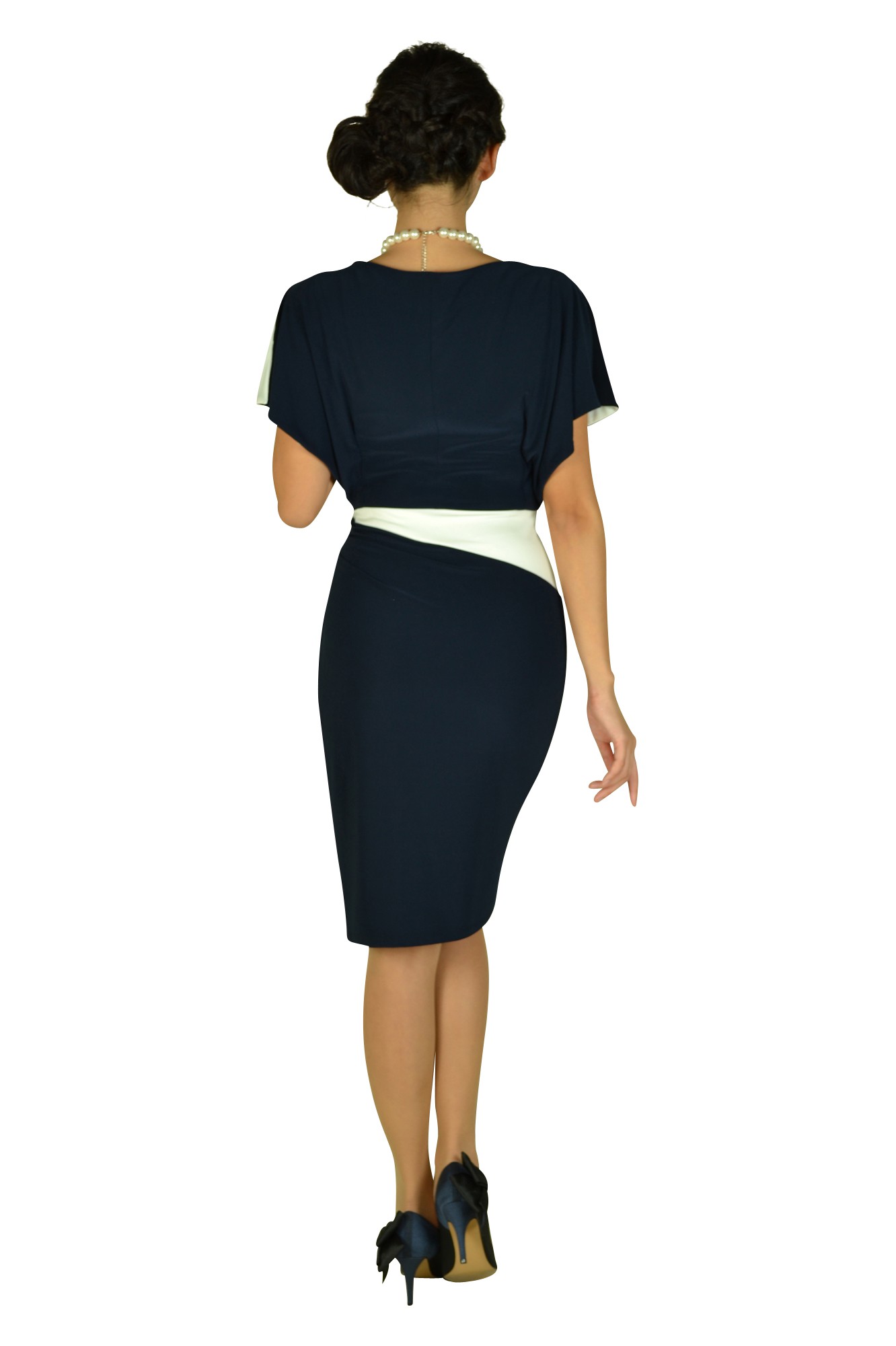 ネイビーアクセントホワイトドレス