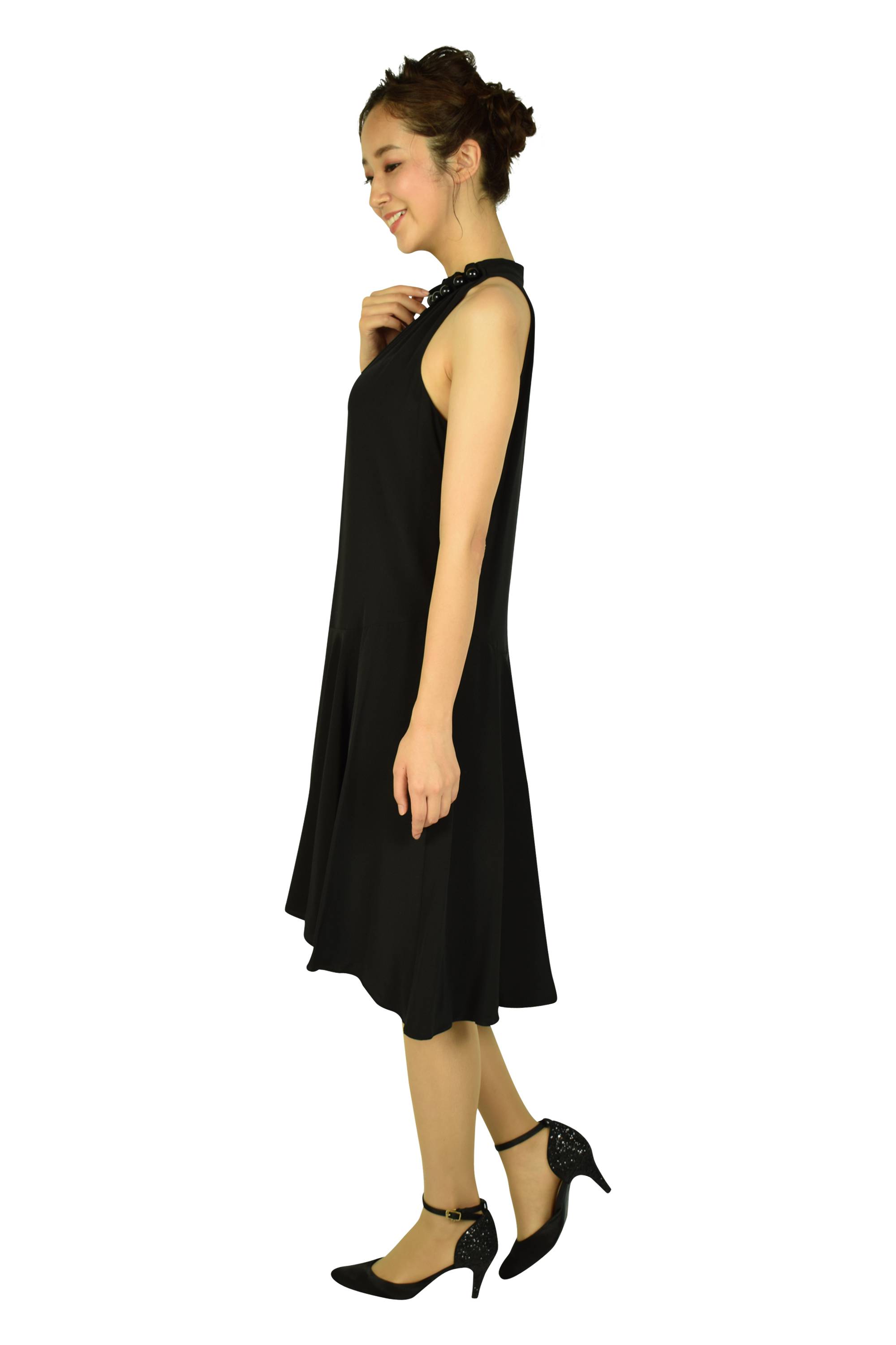 ホルターネックブラックドレス