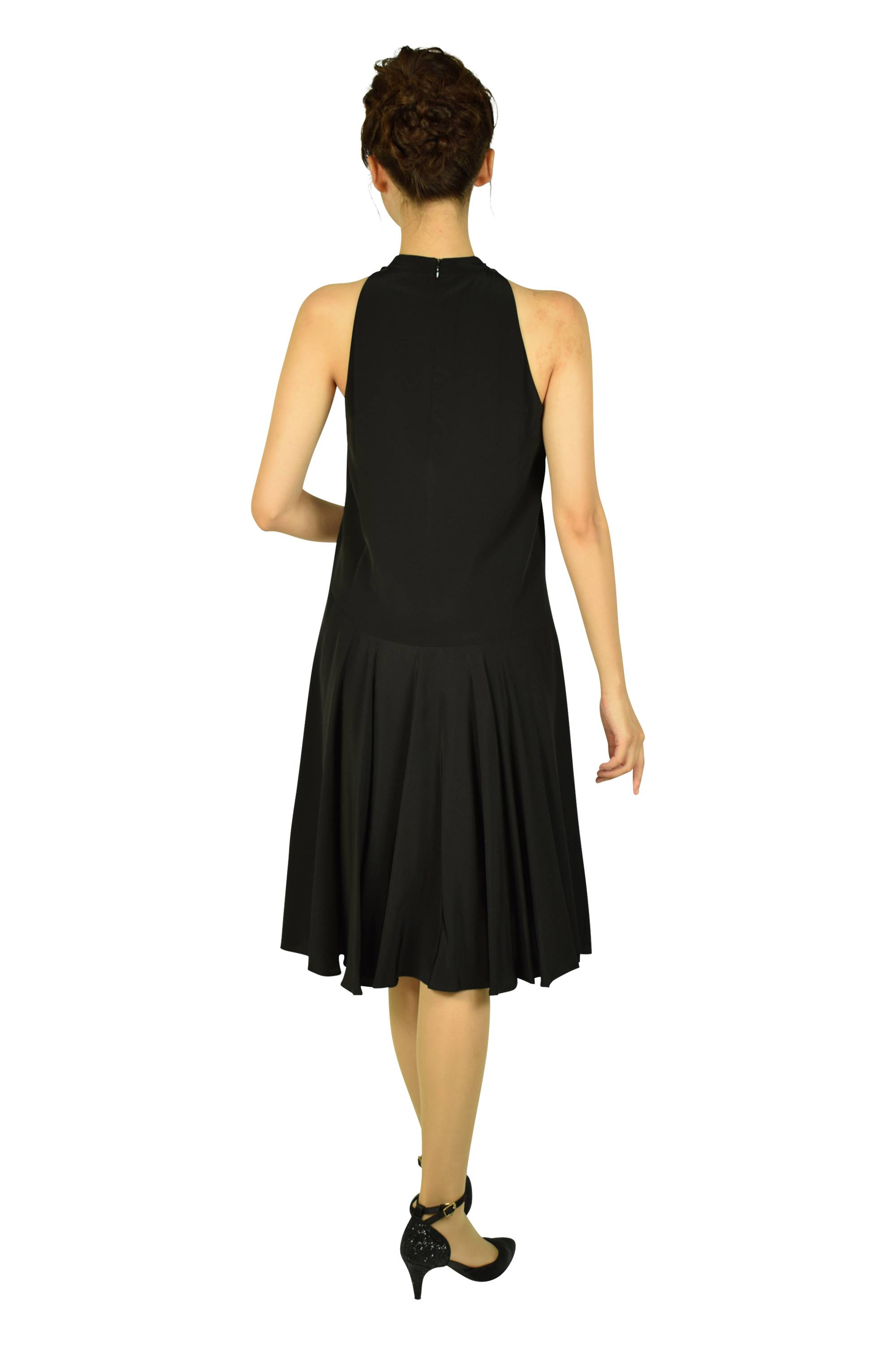 ホルターネックブラックドレス