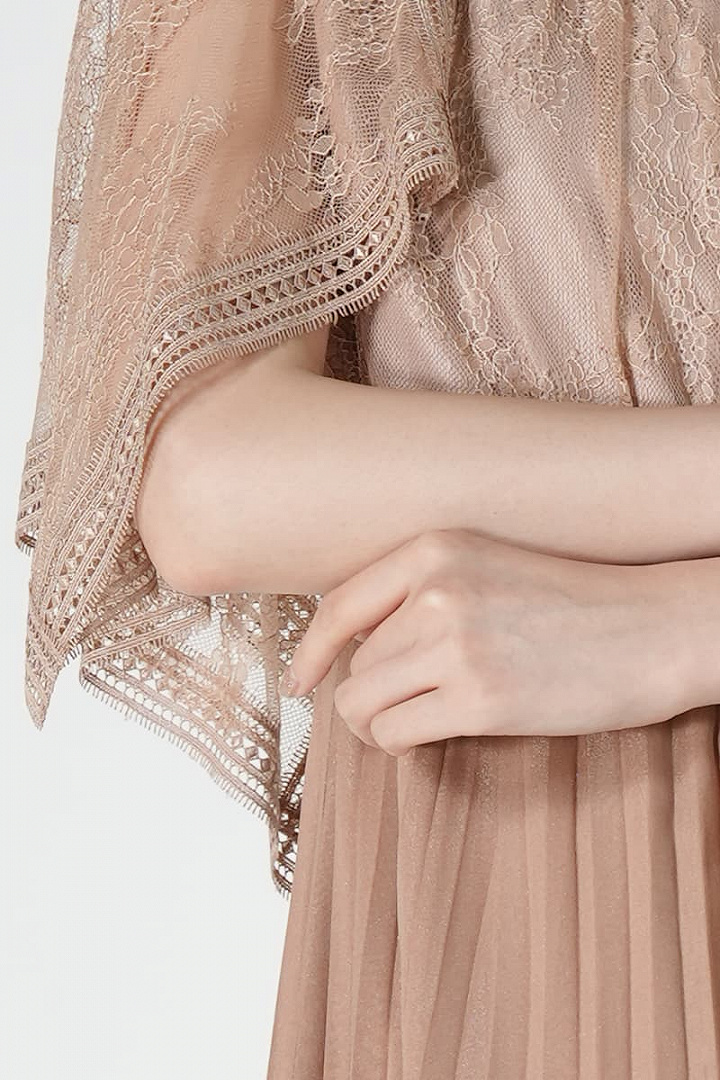 レースハンカチーフ袖くすみモカドレス