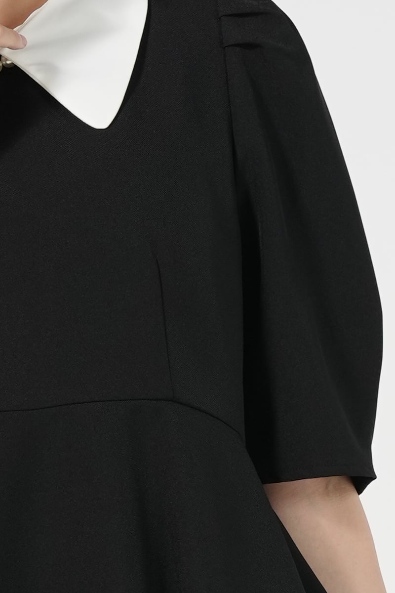 クラシカル襟付きブラックパンツドレス