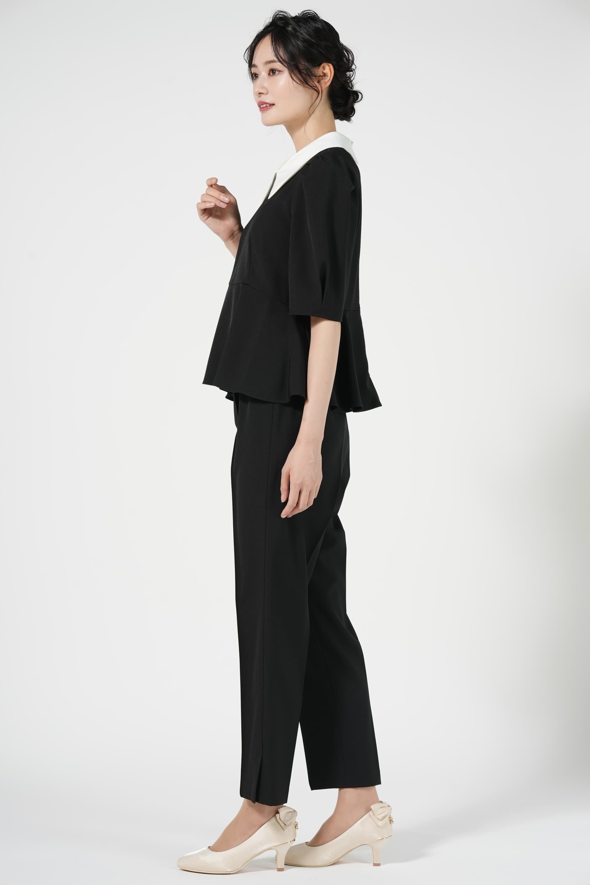 クラシカル襟付きブラックパンツドレス