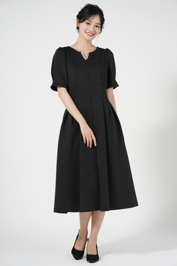 アクセントパール飾りブラックドレス