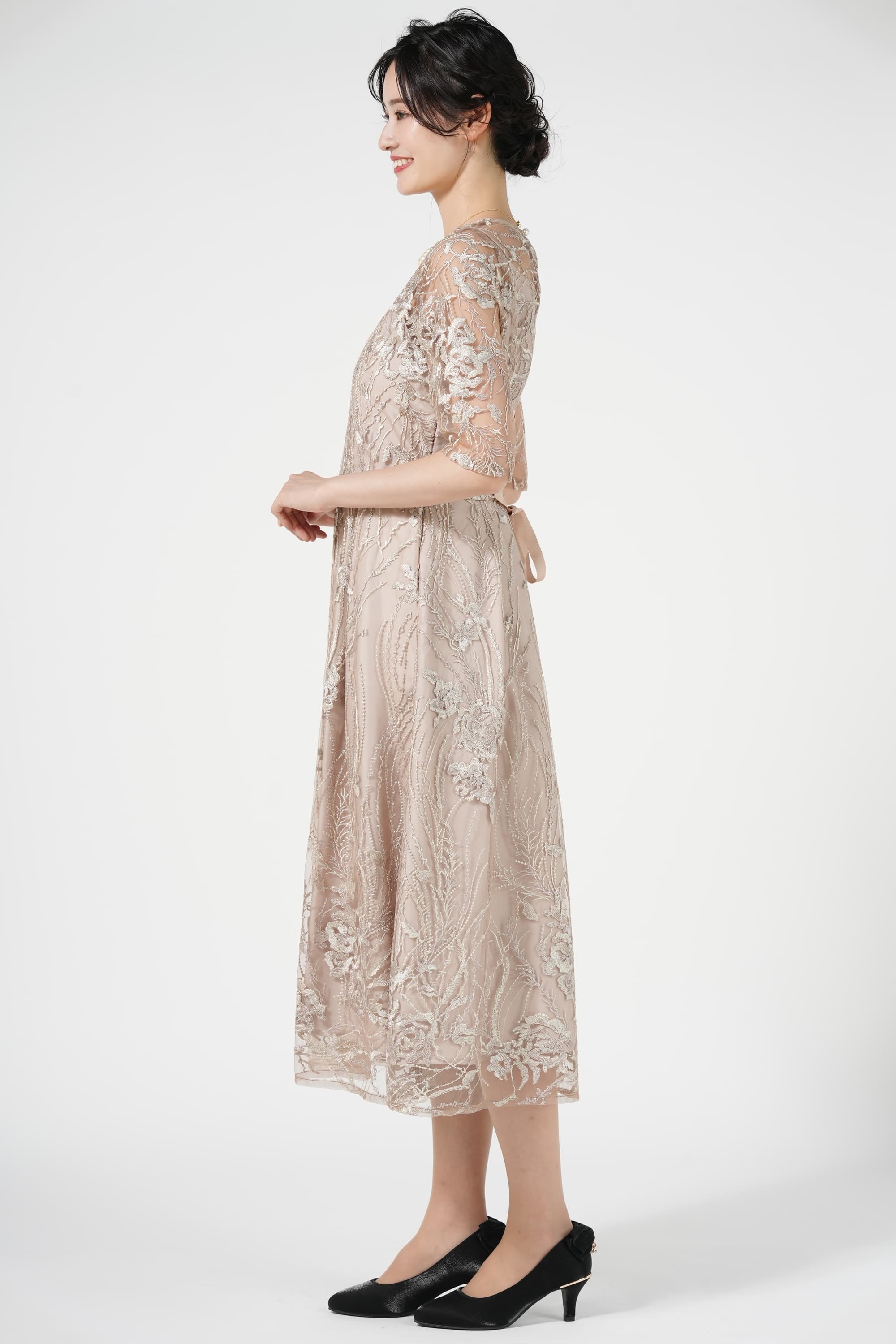 Agreable ボタニカル刺繍ベージュドレス (S) をレンタル - 結婚式
