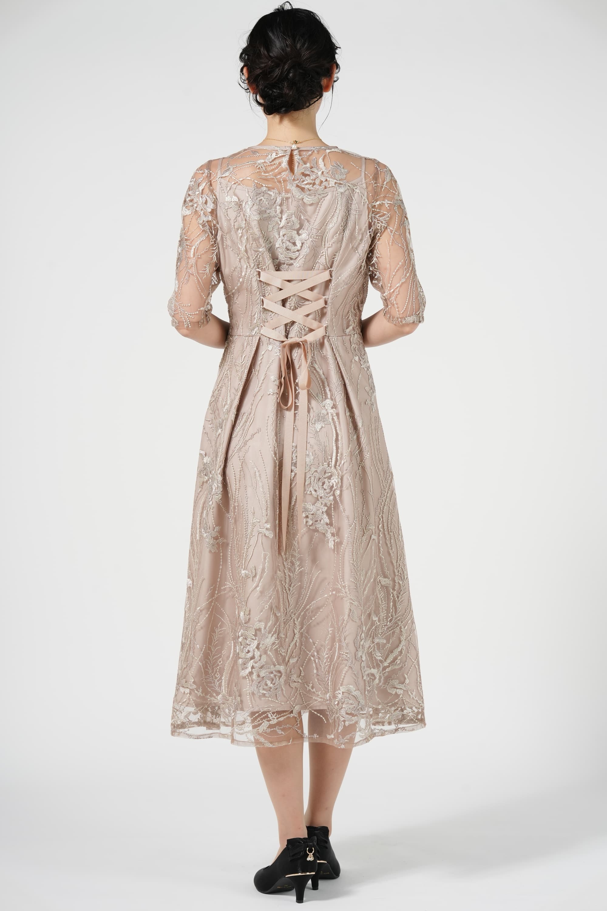 ボタニカル刺繍ベージュドレス
