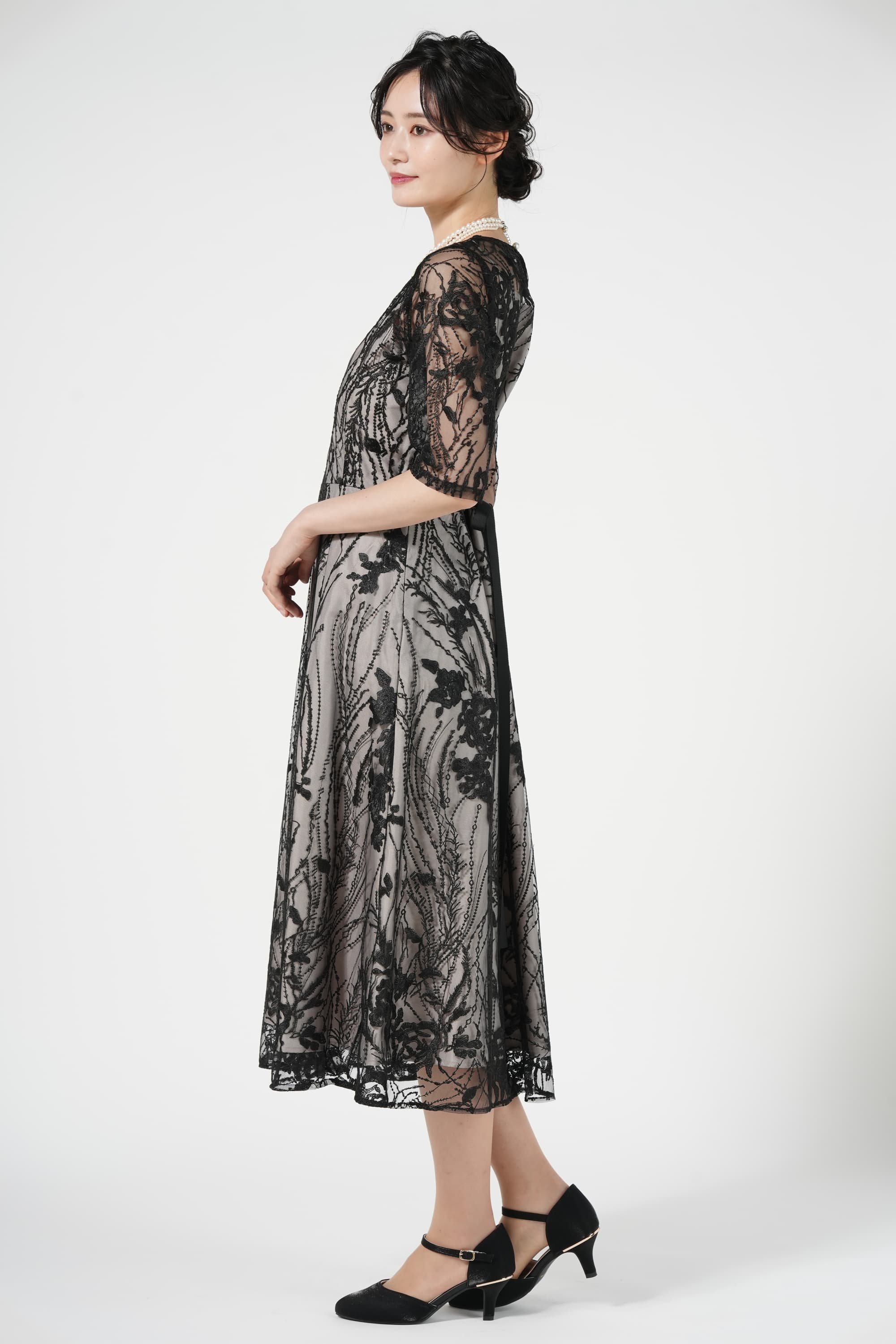 ボタニカル刺繍ブラックドレス