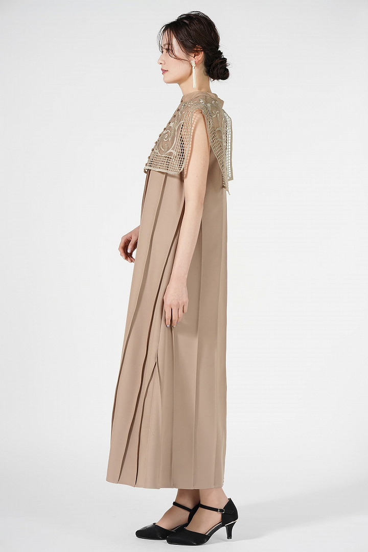 刺繍ビッグカラーベージュドレス