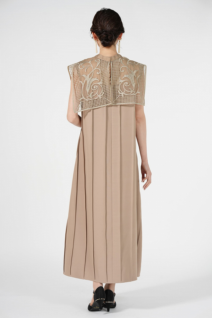 刺繍ビッグカラーベージュドレス