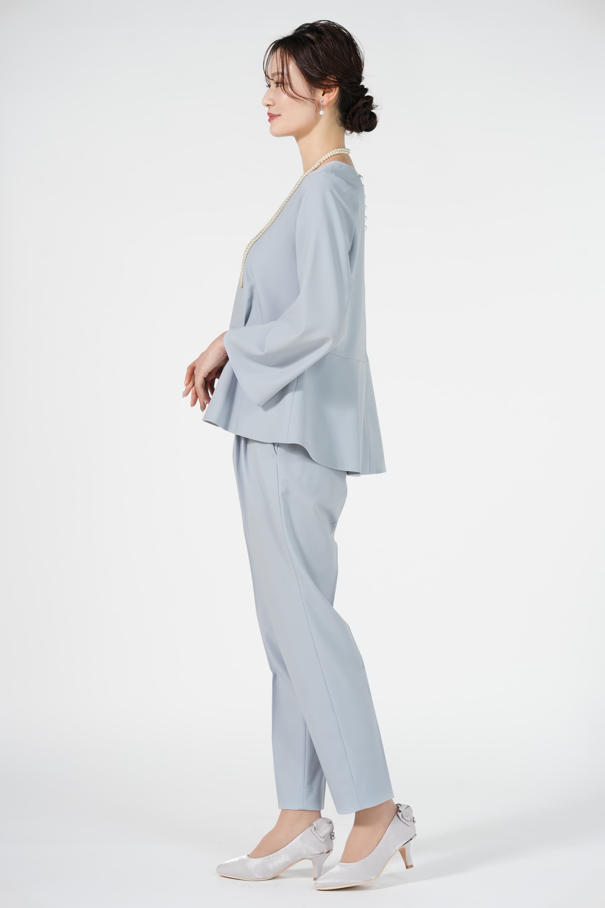 パールボタン付きライトブルーパンツドレス