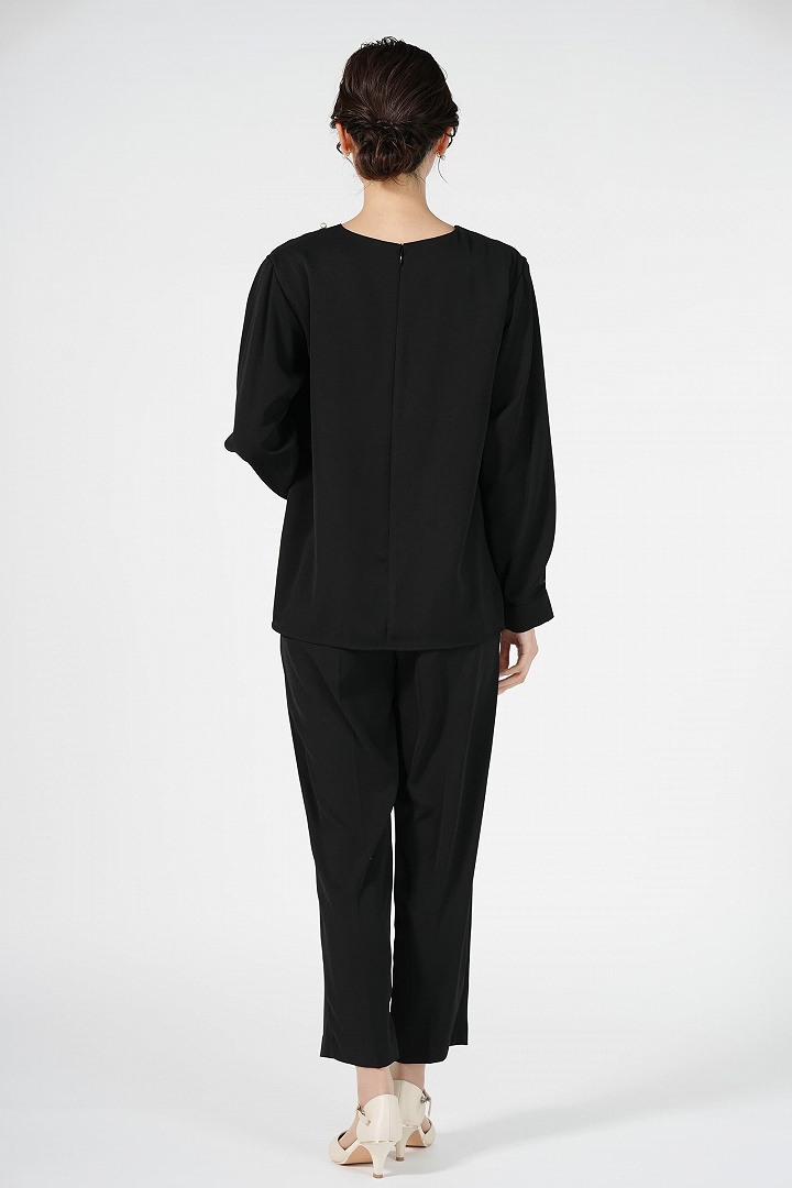 パールブローチ風ブラックパンツドレス