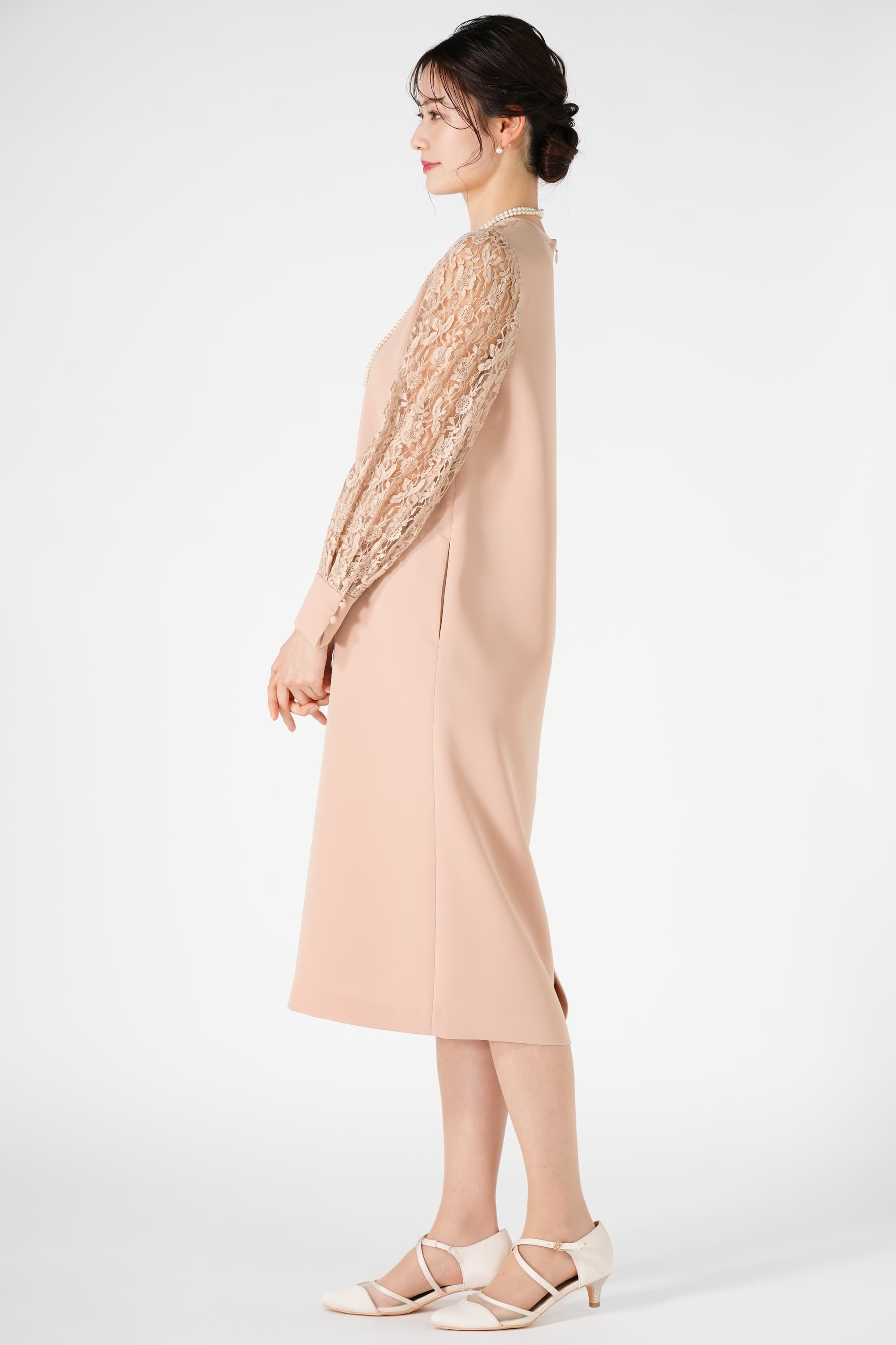 レーススリーブこなれピンクベージュドレス