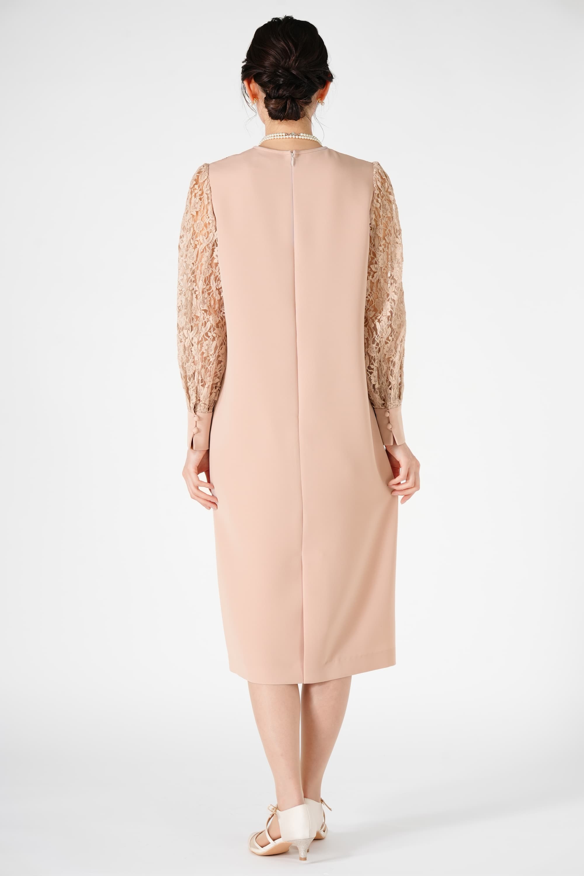 レーススリーブこなれピンクベージュドレス