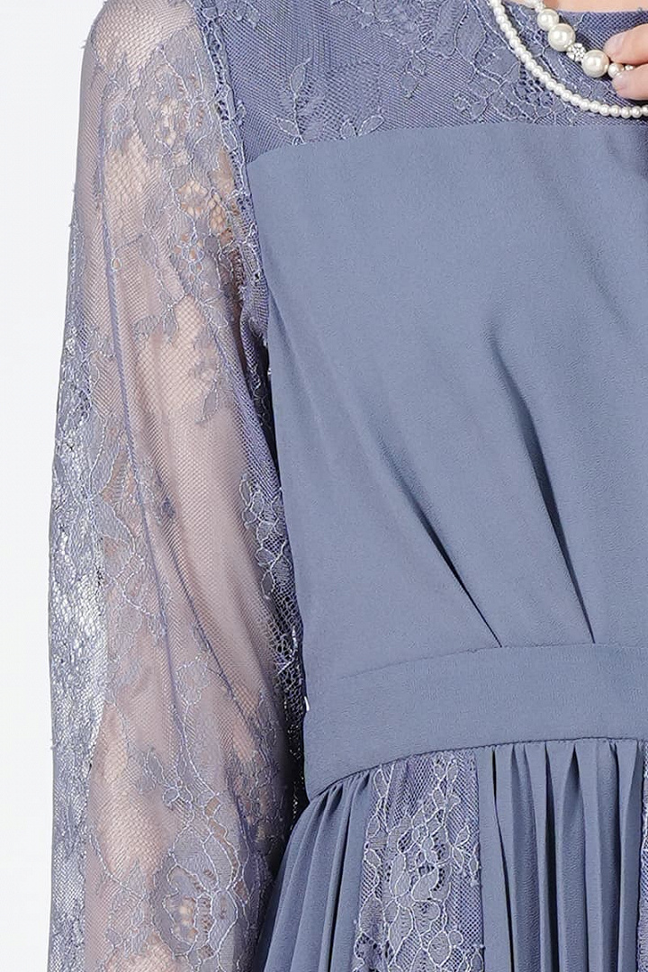 プリーツ×レース異素材スモーキーブルードレス