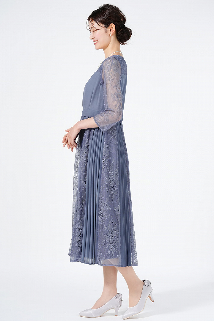 プリーツ×レース異素材スモーキーブルードレス