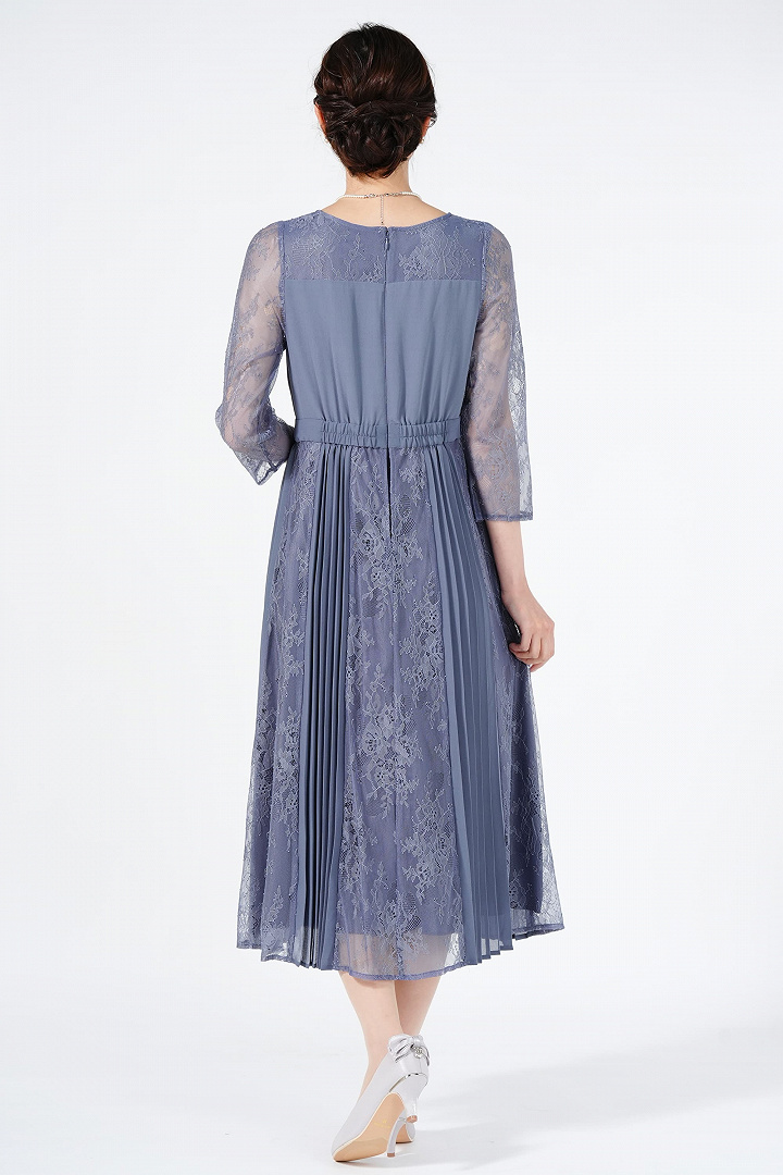プリーツ×レース異素材スモーキーブルードレス