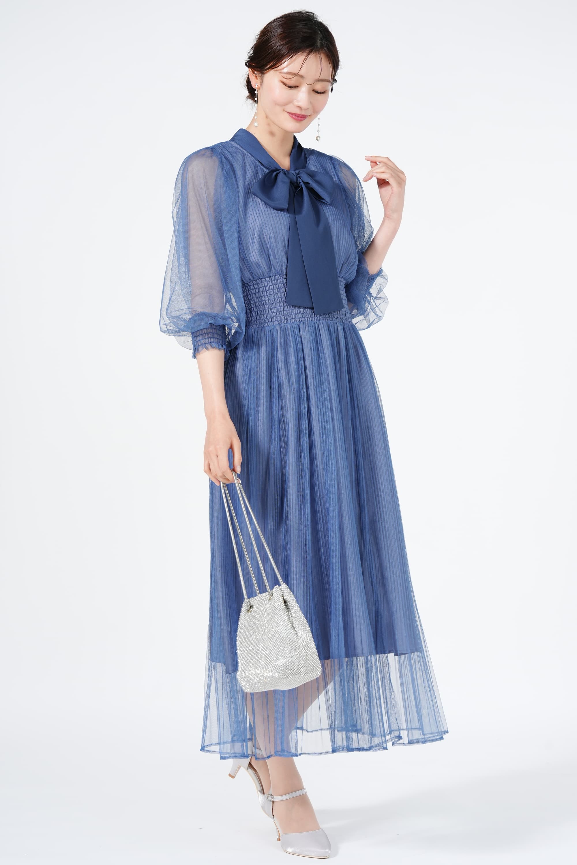 ボウタイ付きチュールブルードレス