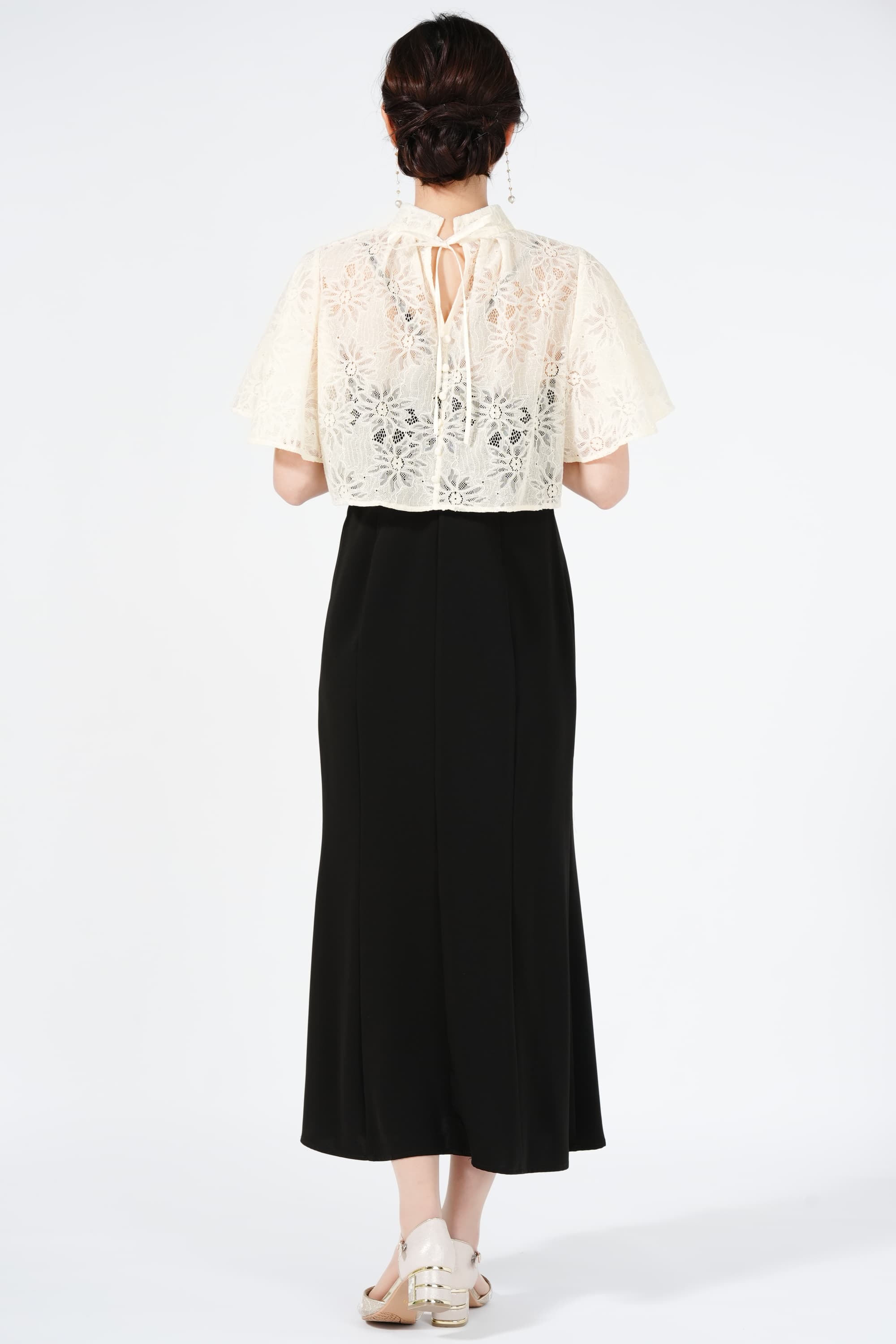 レーストップス付きナローブラックドレス