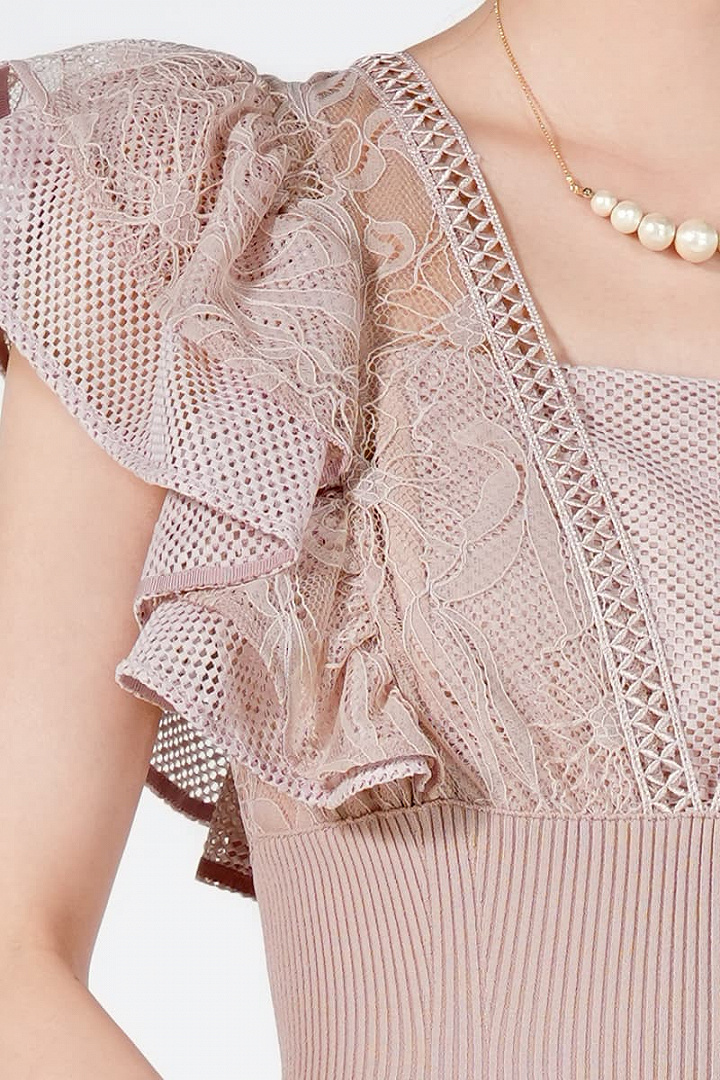 ボリュームフリル袖レースピンクベージュドレス