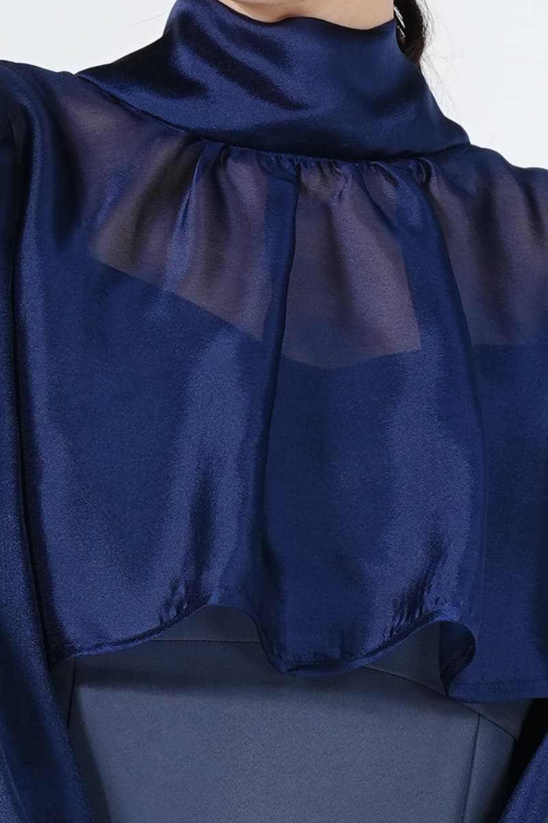 シアーブラウス×レイヤードネイビードレス