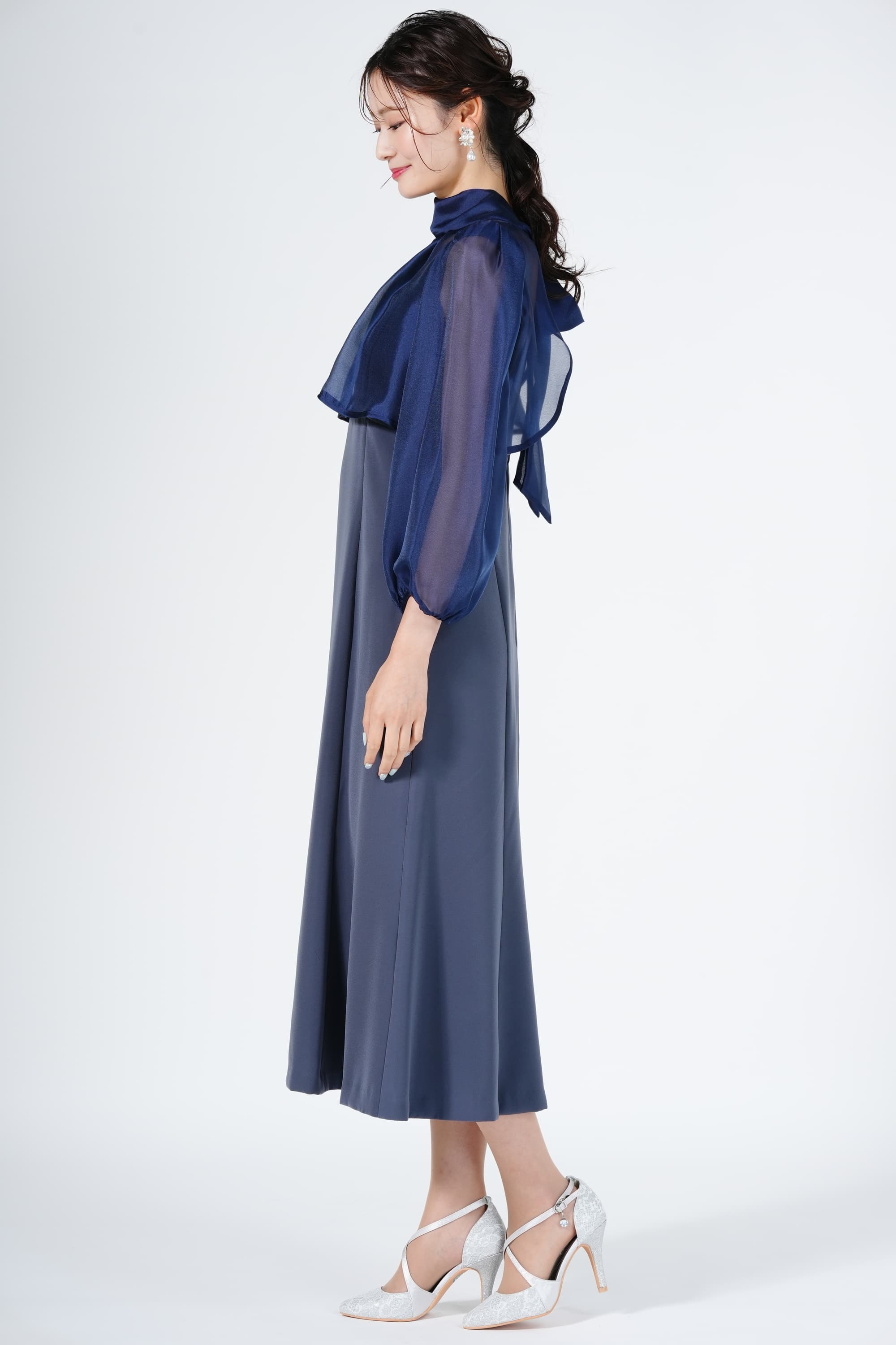シアーブラウス×レイヤードネイビードレス