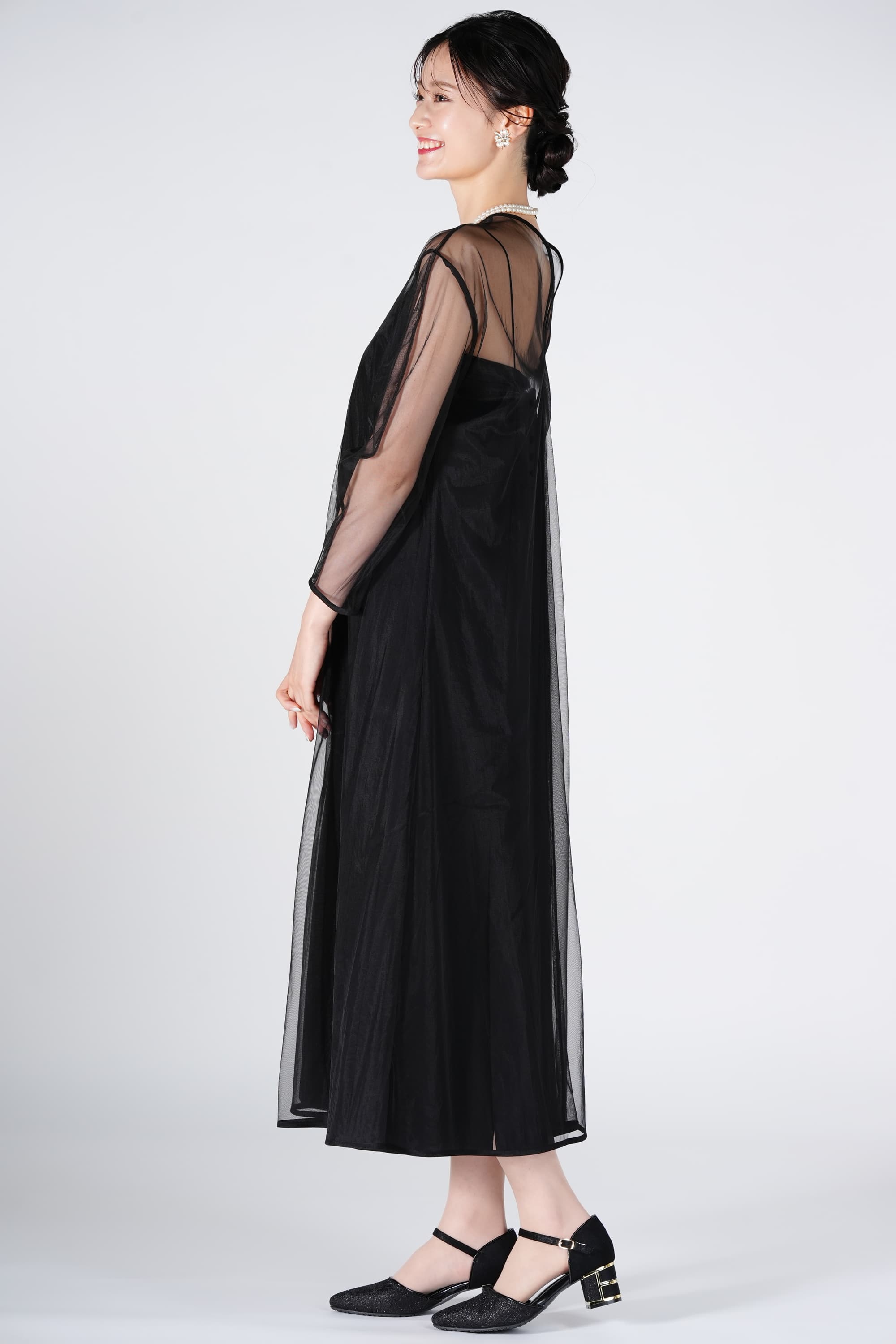 チュールレイヤードブラックドレス