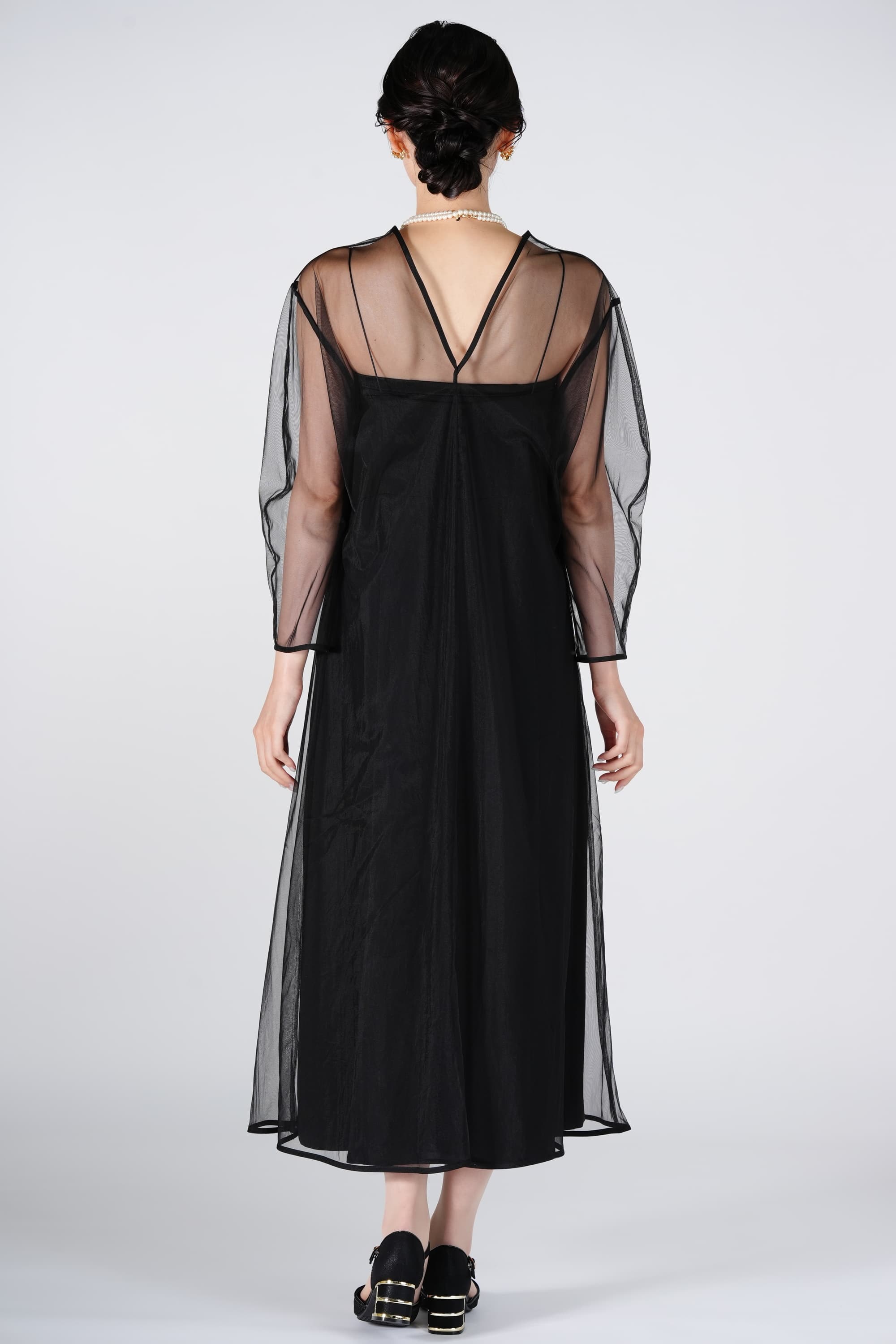 チュールレイヤードブラックドレス