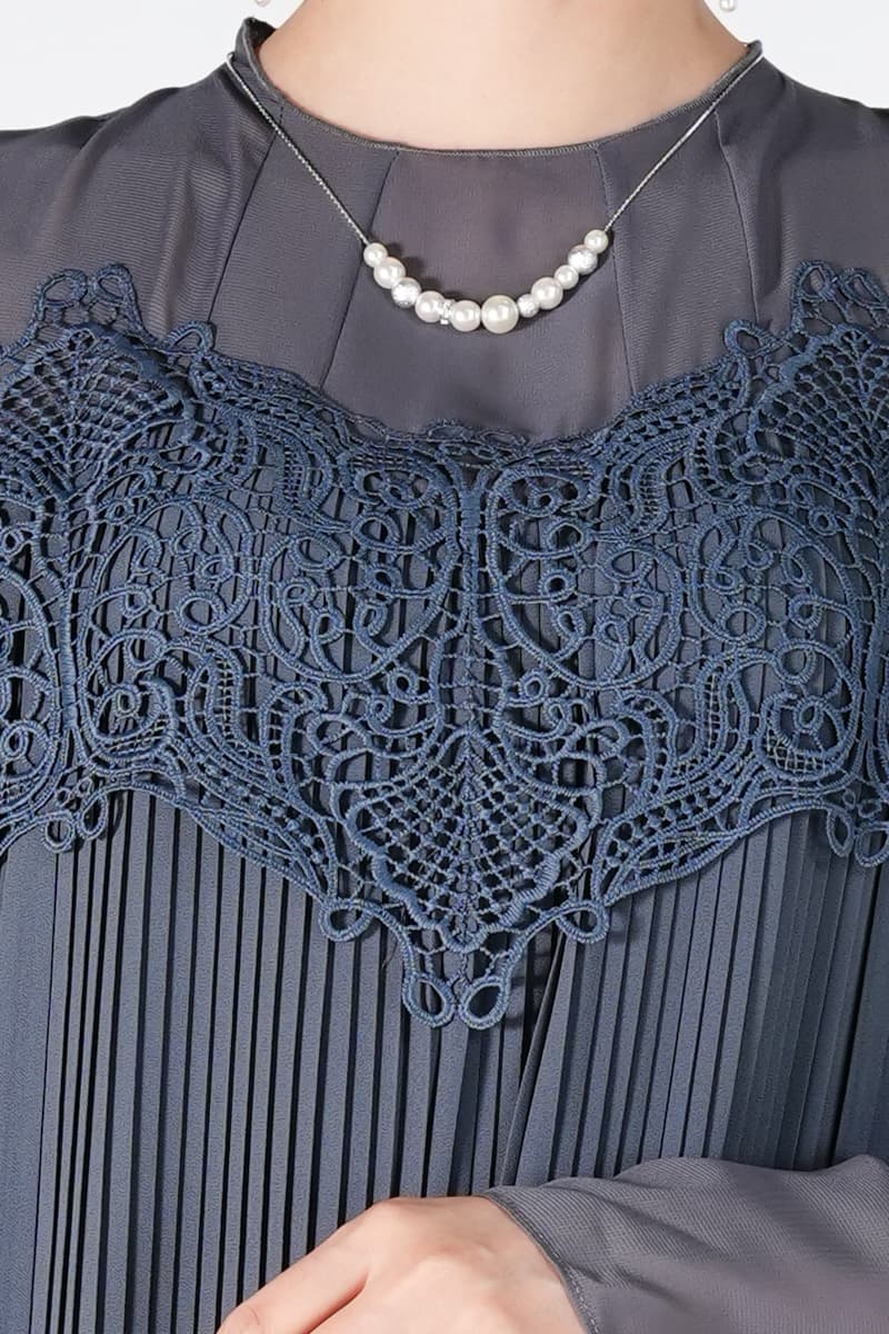 刺繍レース×プリーツアーミーカーキドレス