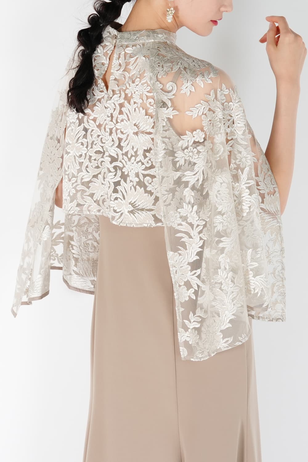 オーバーケープ付きベージュドレス