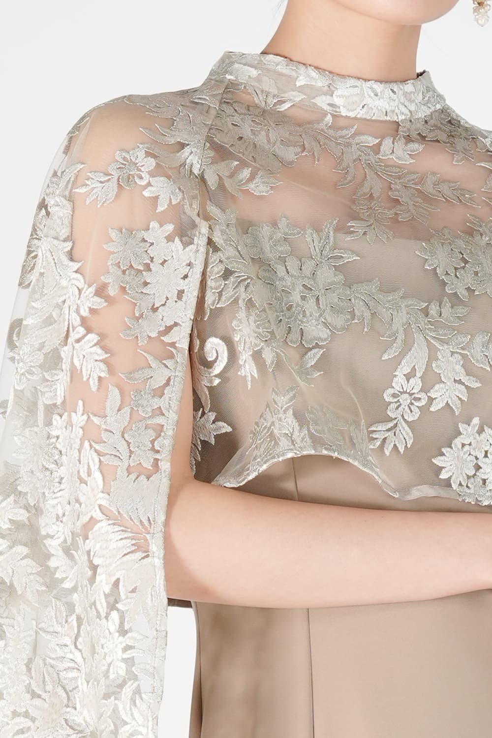 オーバーケープ付きベージュドレス