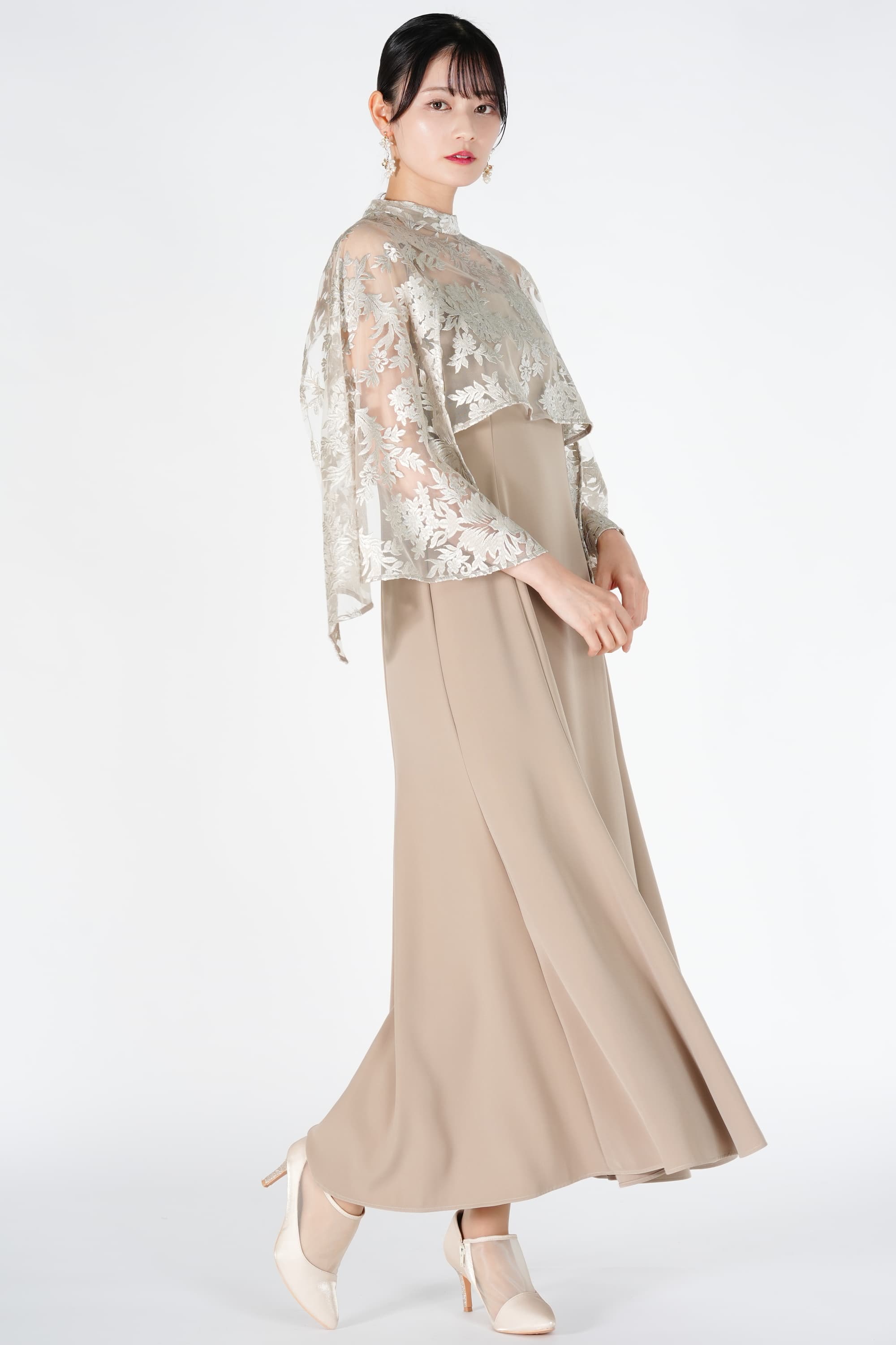 オーバーケープ付きベージュドレス