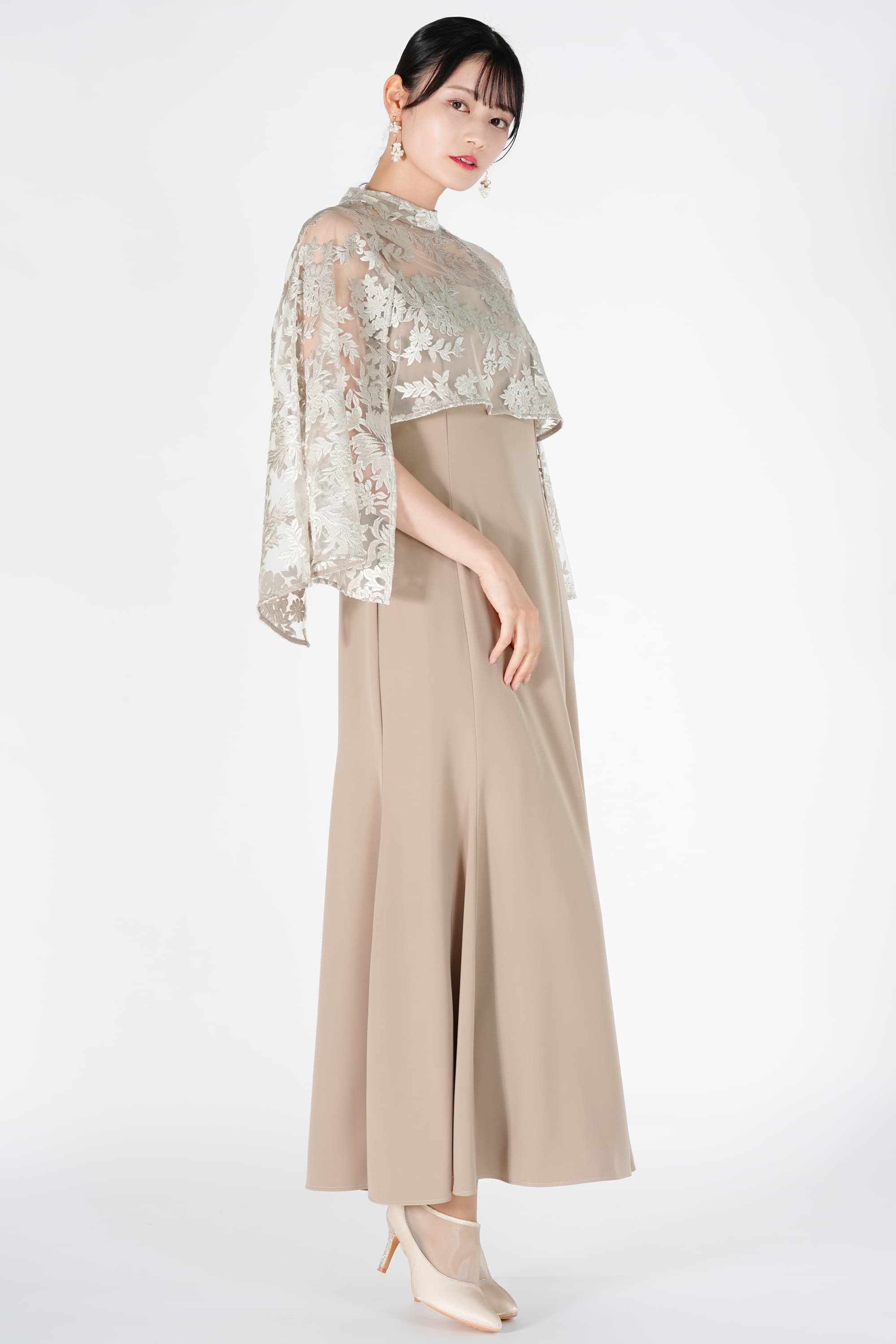 オーバーケープ付きベージュドレス