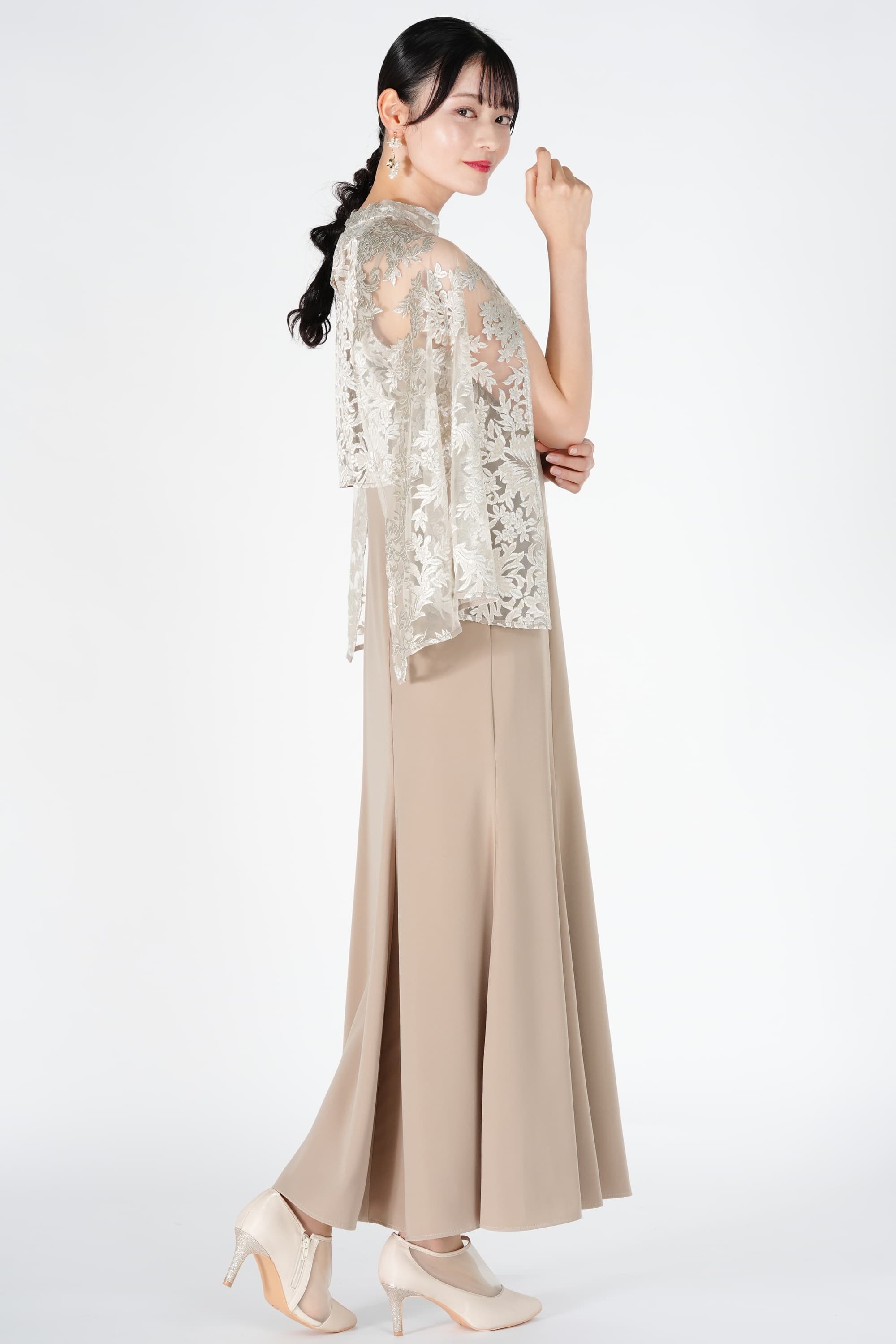 オーバーケープ付きベージュドレス