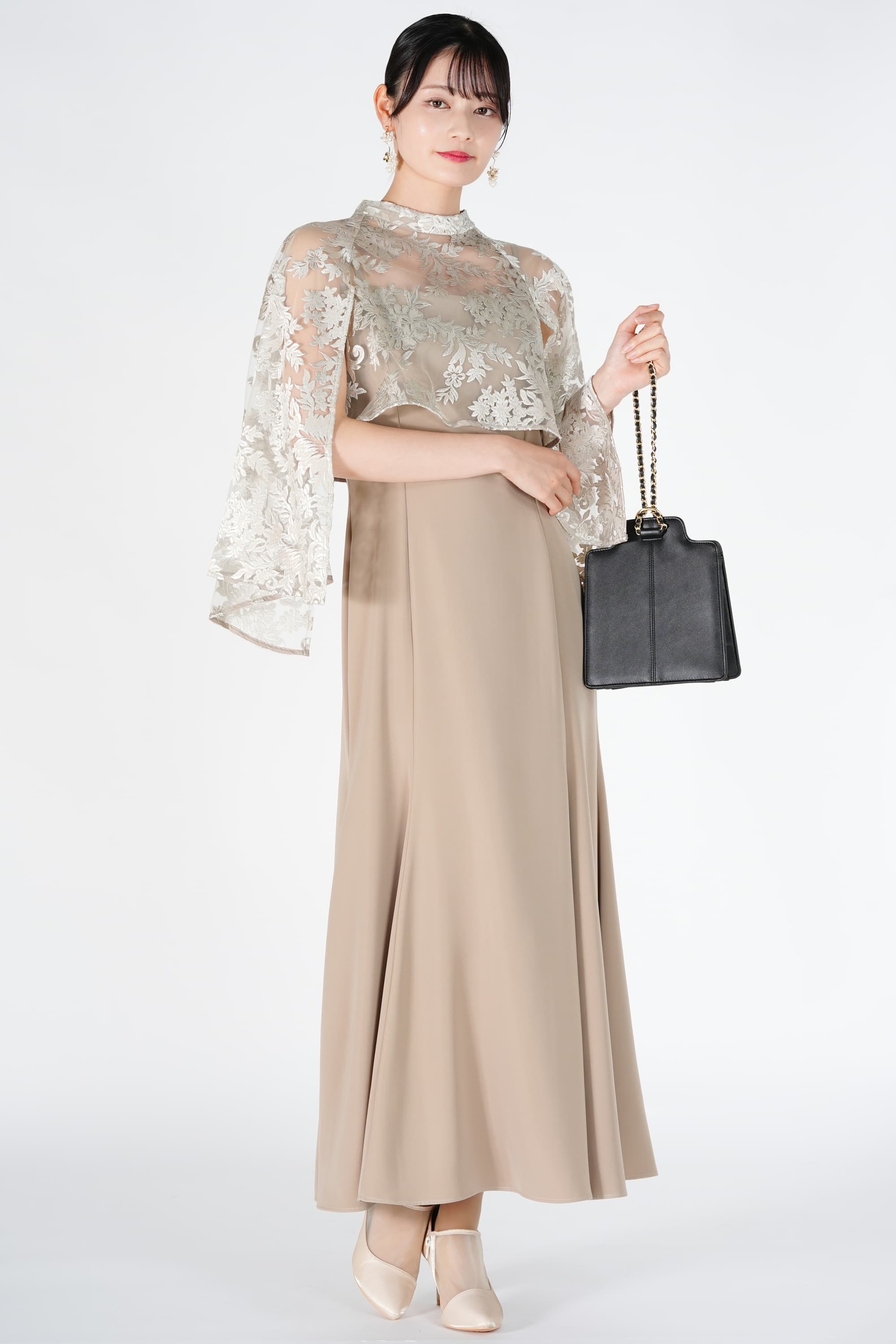 オーバーケープ付きベージュドレス