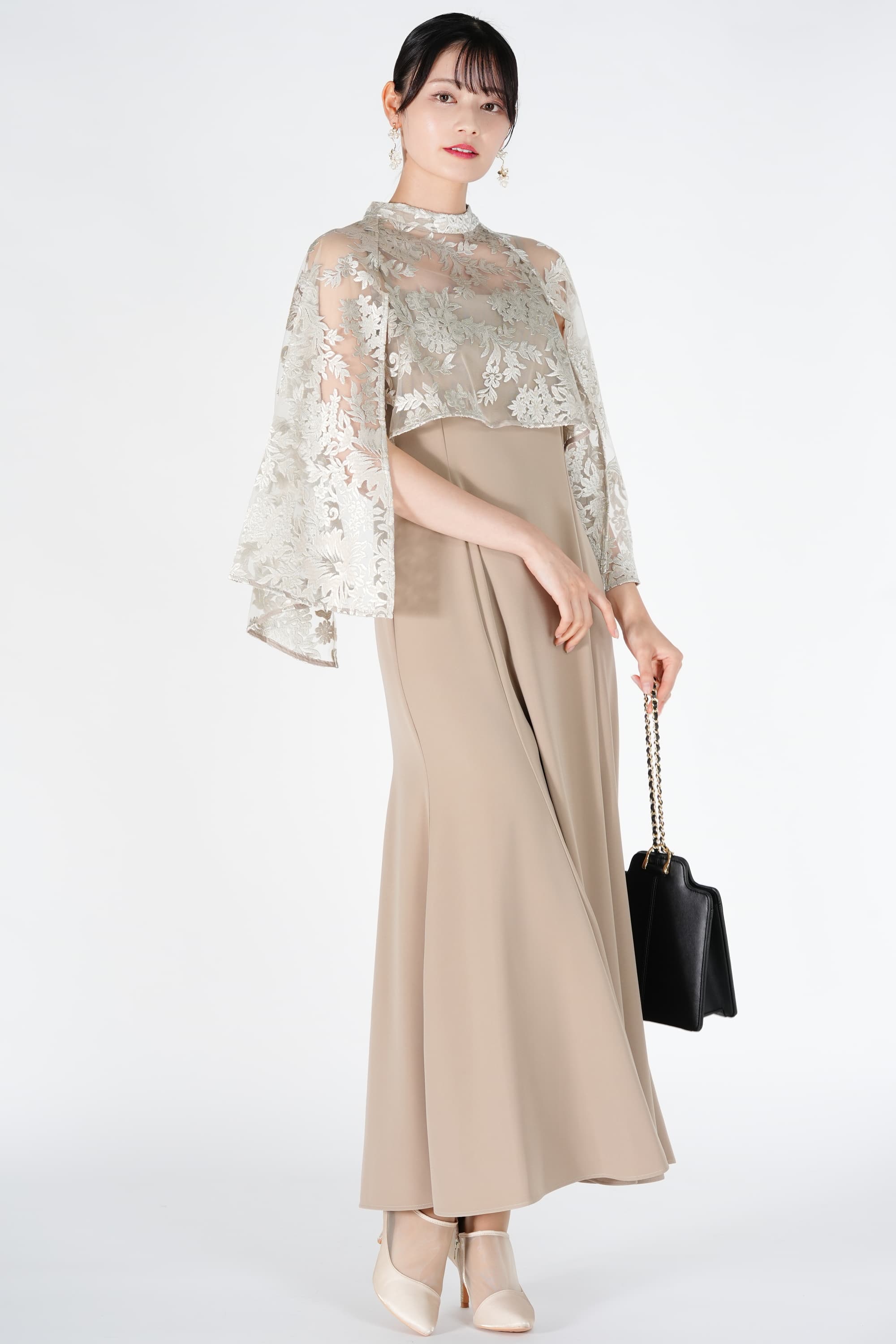 オーバーケープ付きベージュドレス