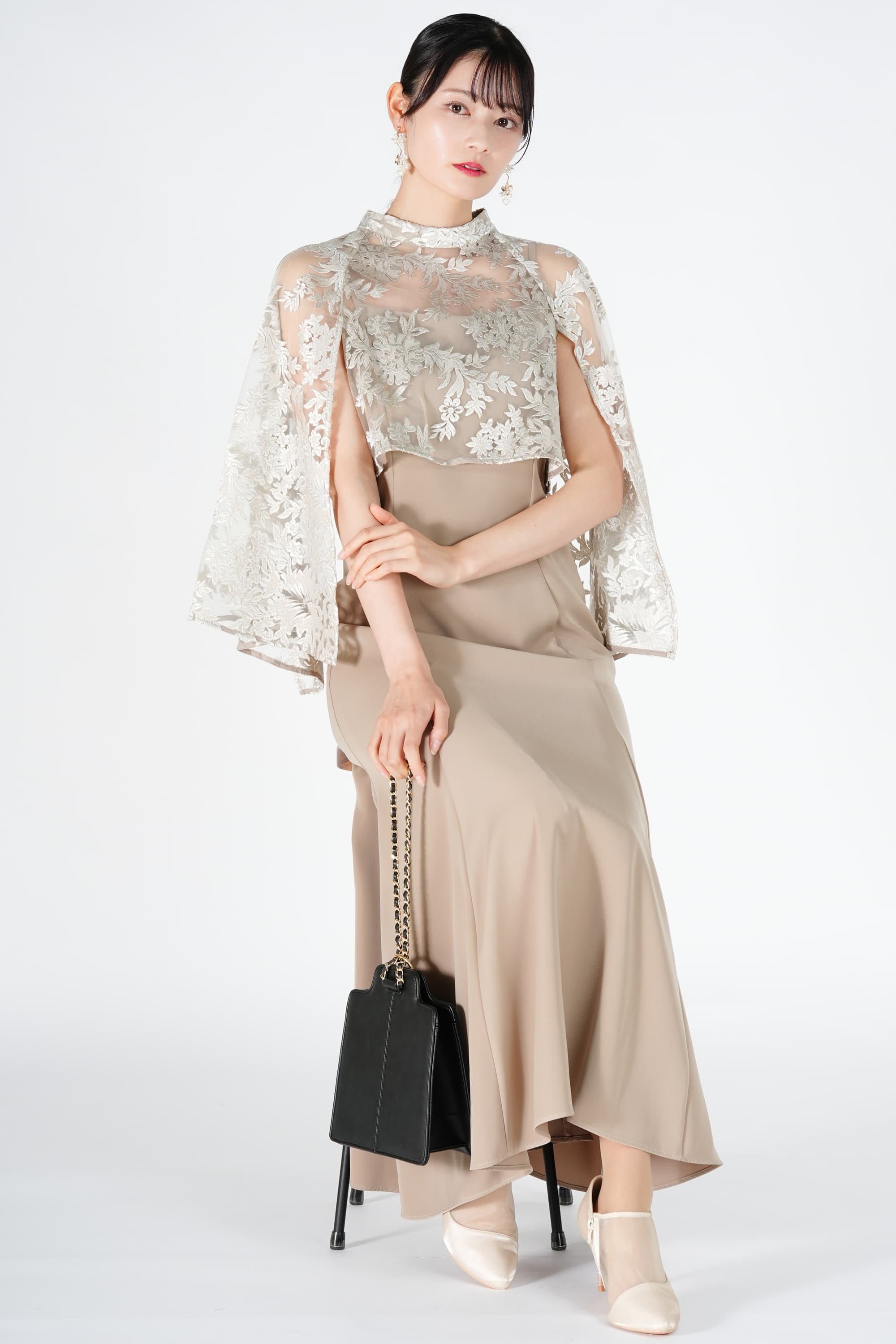 オーバーケープ付きベージュドレス