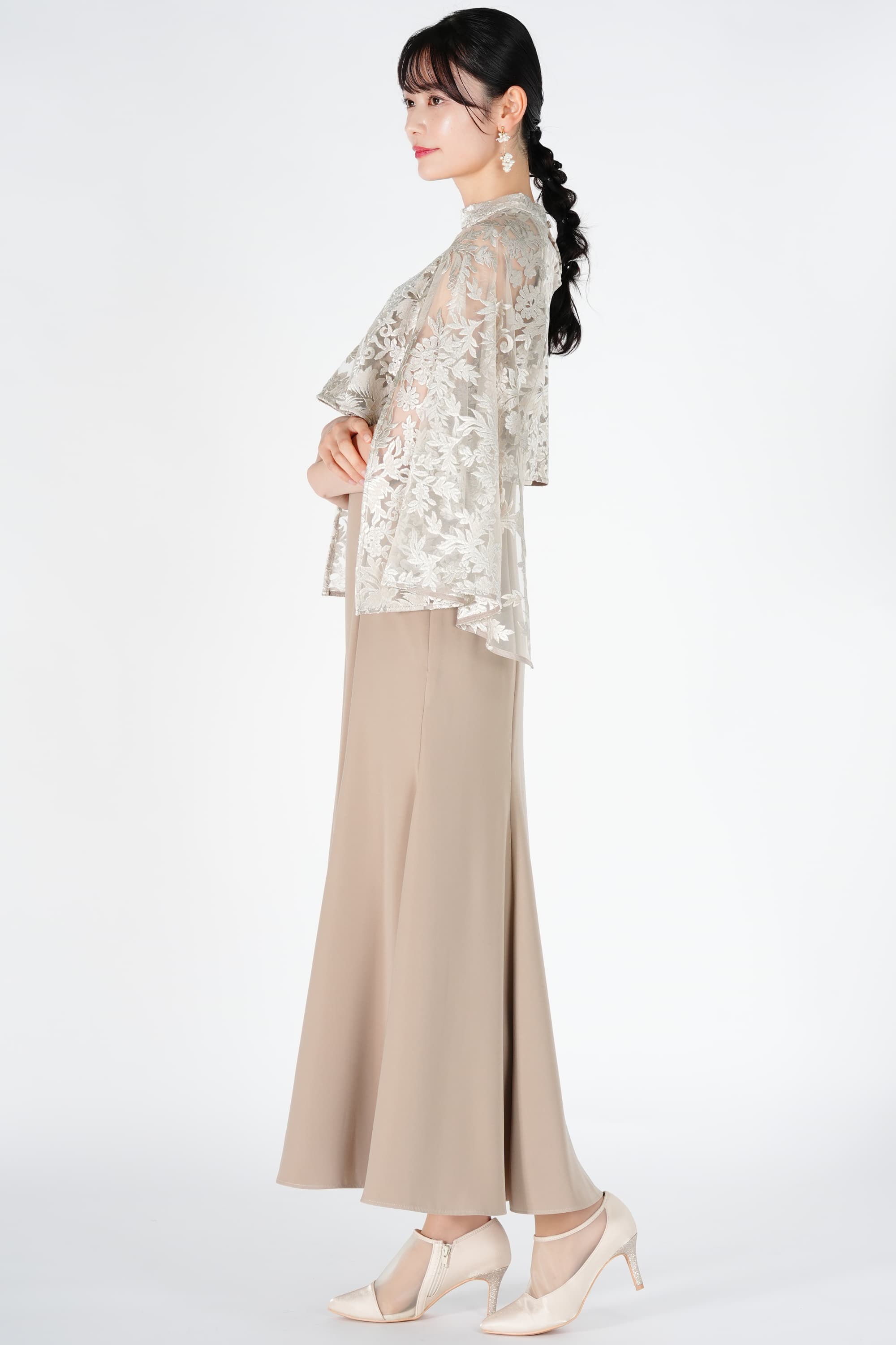 オーバーケープ付きベージュドレス