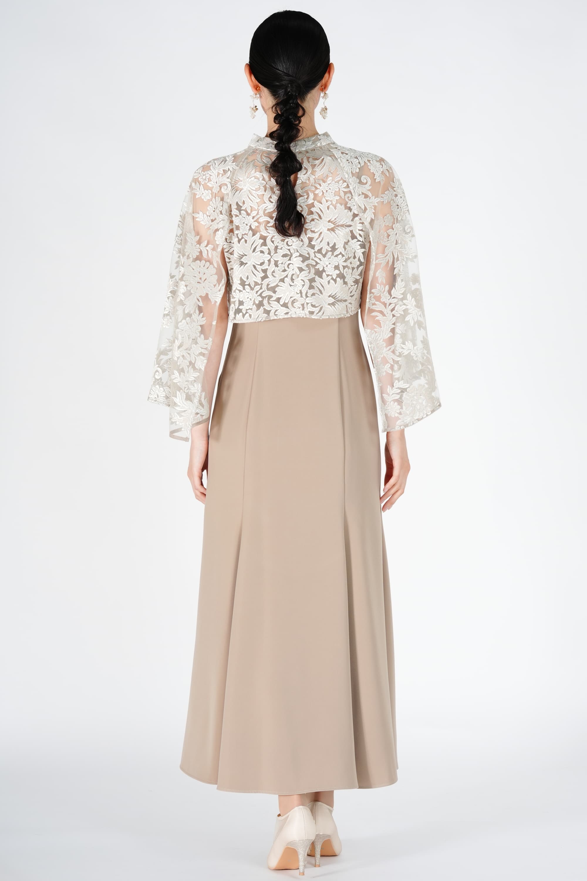 オーバーケープ付きベージュドレス