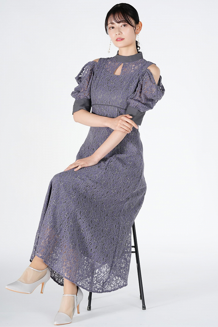 オープンショルダーパープルドレス