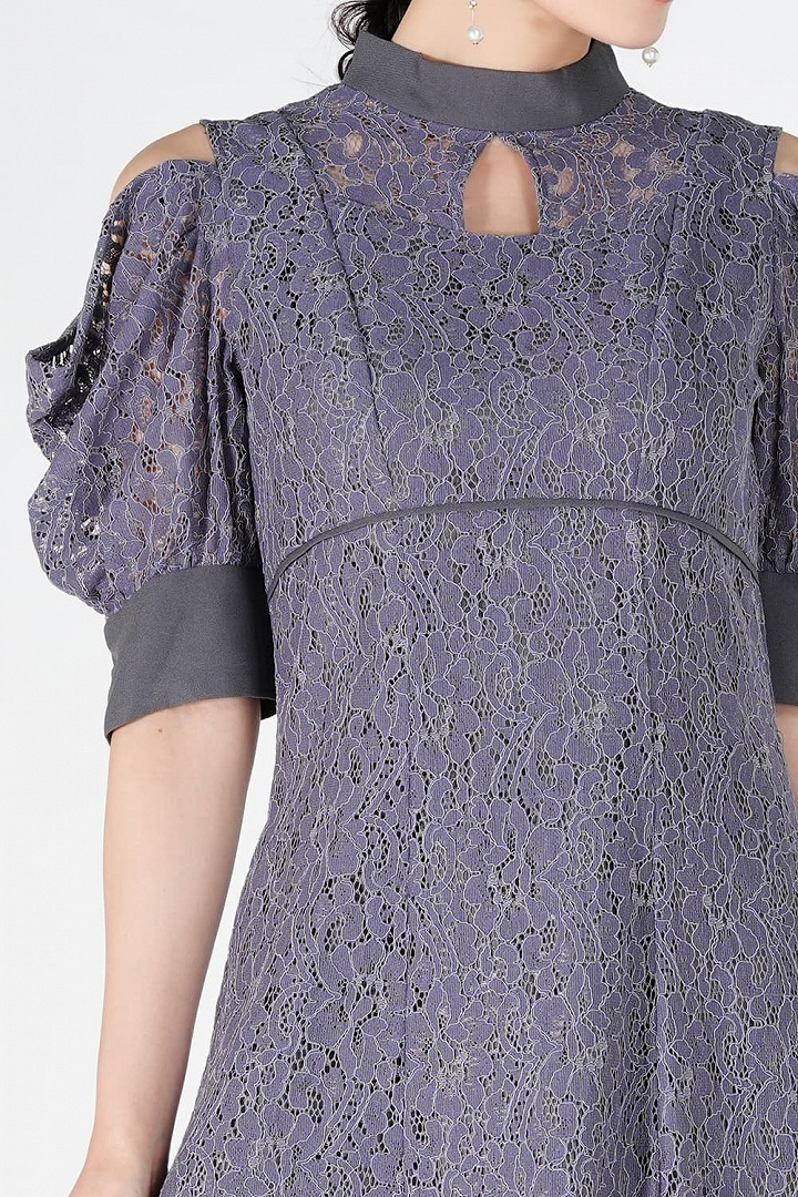 オープンショルダーパープルドレス