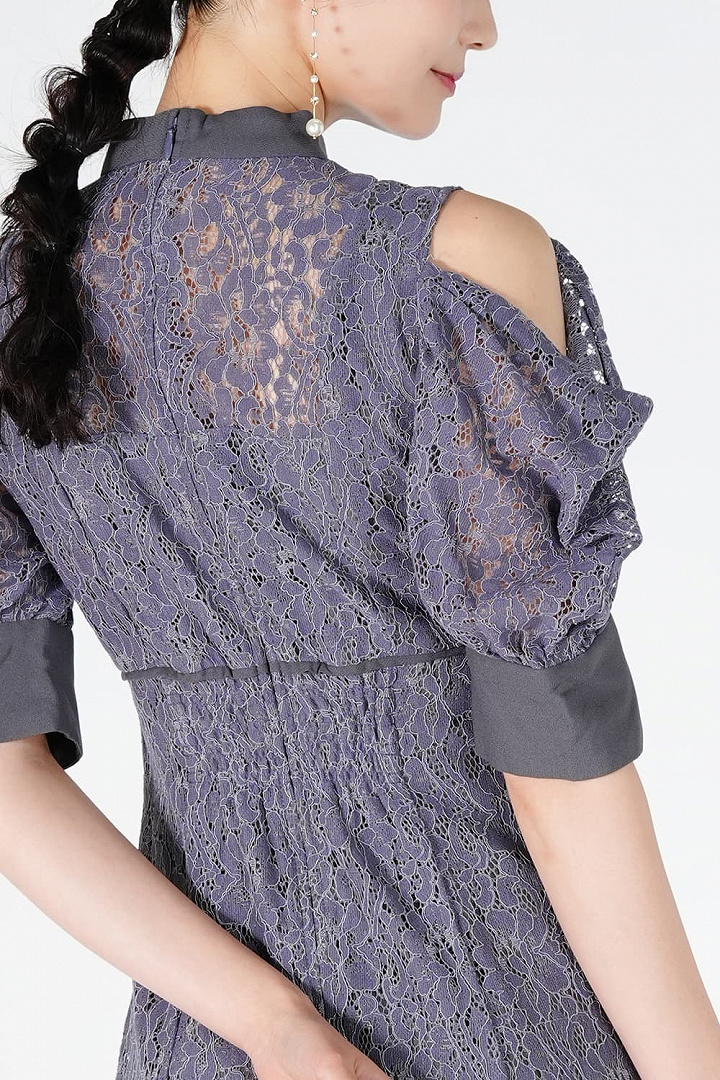 オープンショルダーパープルドレス