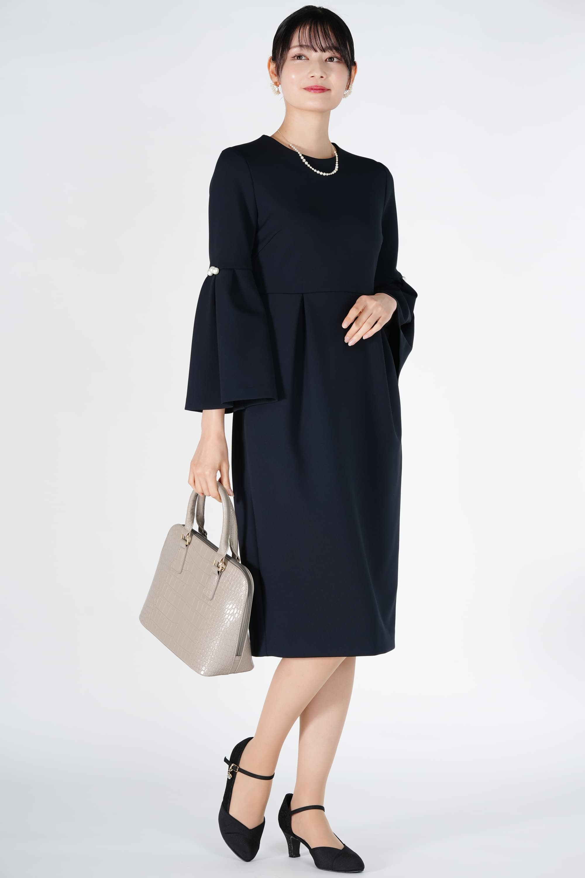 Vカットチャーム付きブラックパンプス