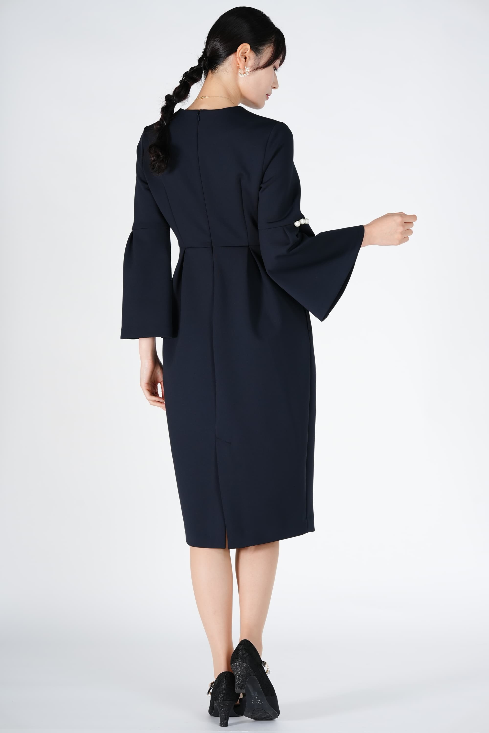 フレア袖パールコクーンネイビードレス