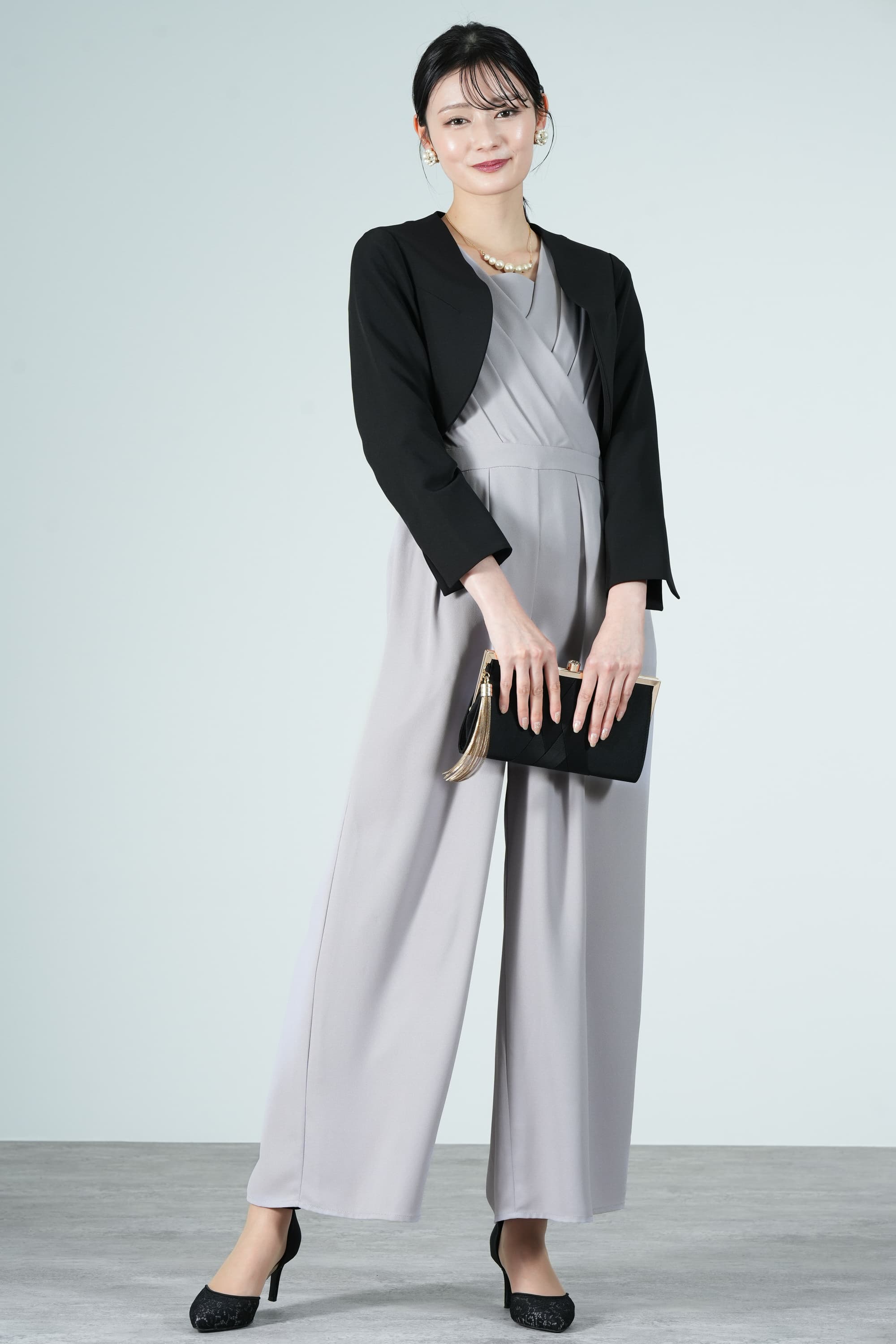 ノーカラー長袖ブラックジャケット