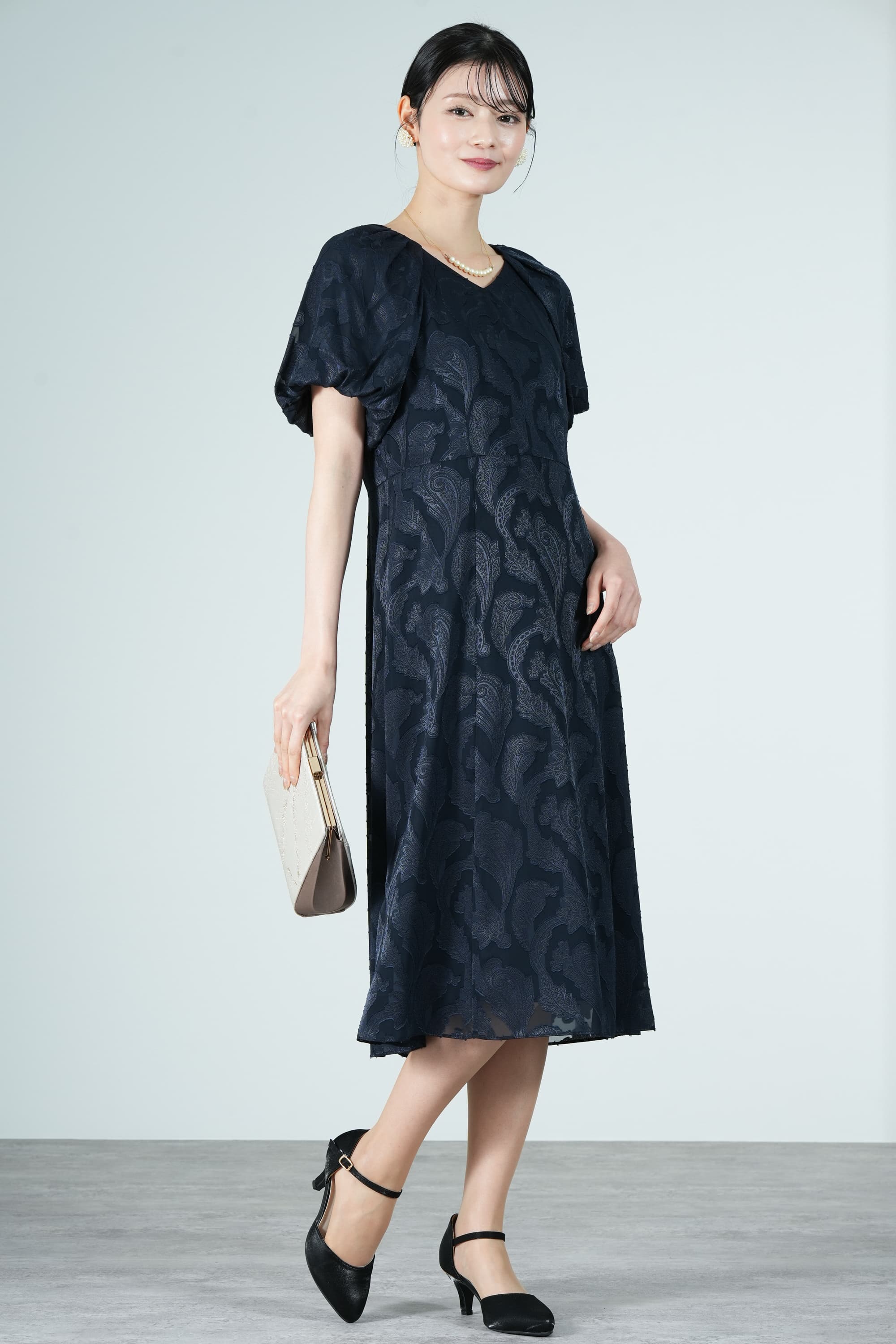 7.9万✨未使用 hLM リーフカットジャガードジレ 24年STORY 黒 38 23区 ペイズリー柄カットジャガードネイビードレス (M〜L) をレンタル