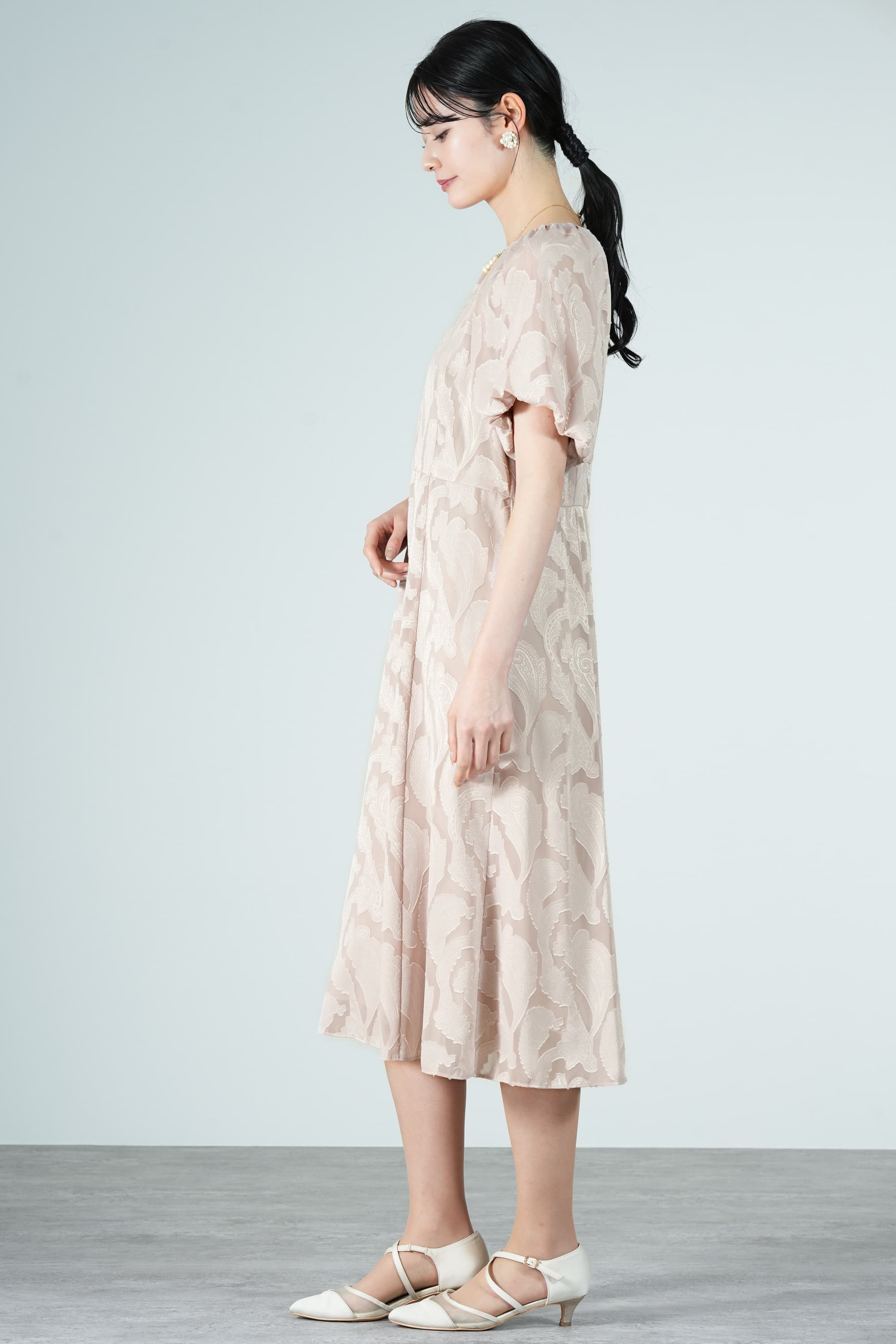 ペイズリー柄カットジャガードピンクベージュドレス