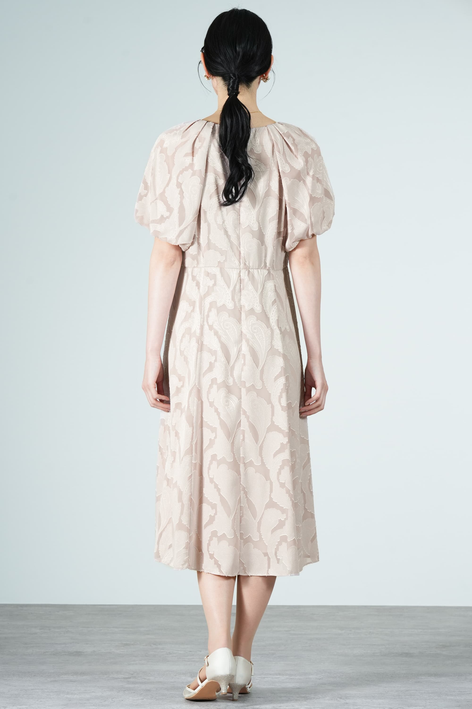 ペイズリー柄カットジャガードピンクベージュドレス